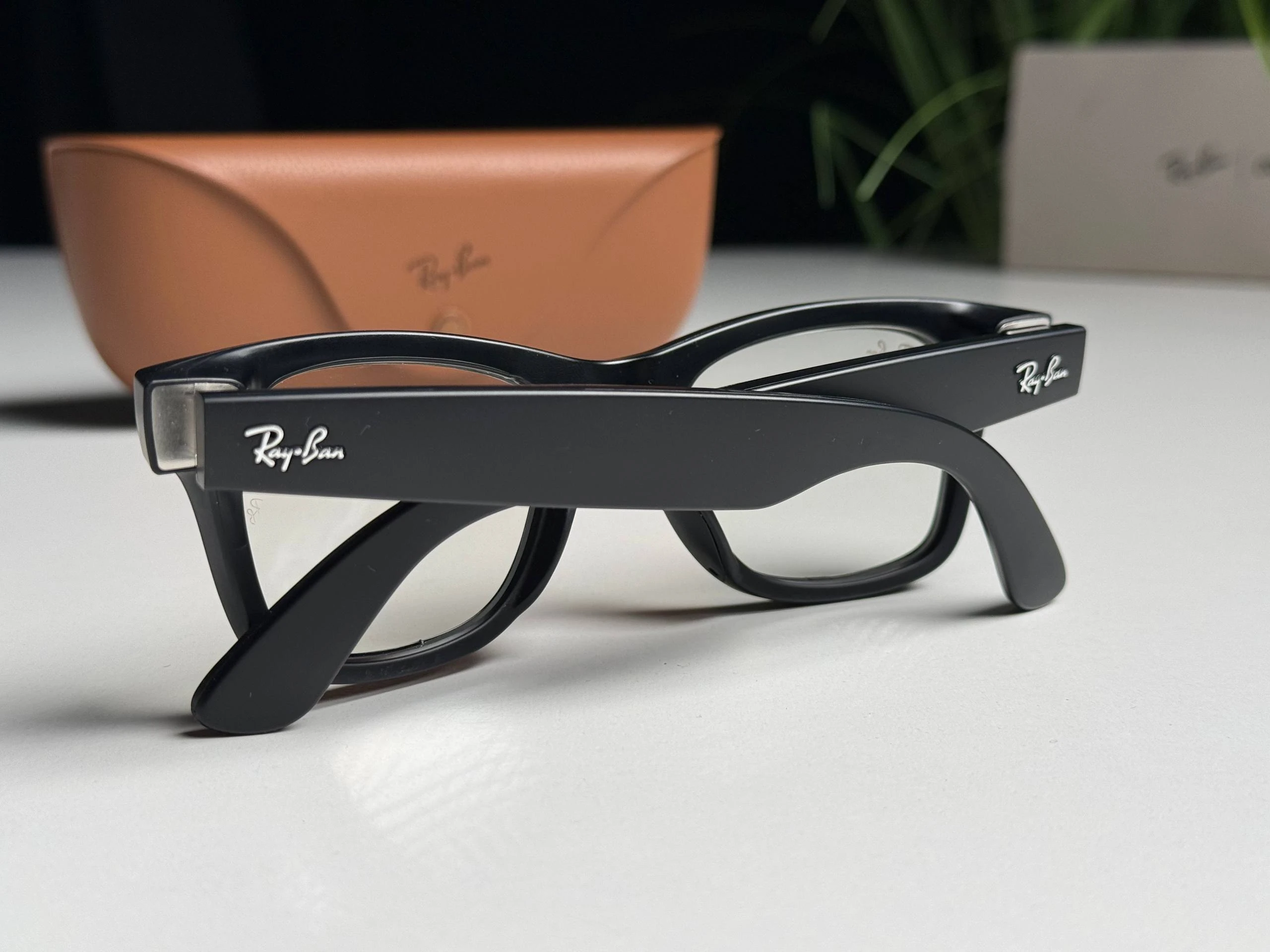 ВІТРИННІ Смарт-окуляри Ray-Ban | Meta Wayfarer Standard - Matte Black / Clear to G-15 Green Transitions (RW4006 601SM1 50-22) - Стан: гарний | Акумулятор: 100% | Комплектація: повний | Гарантія: 3 міс.