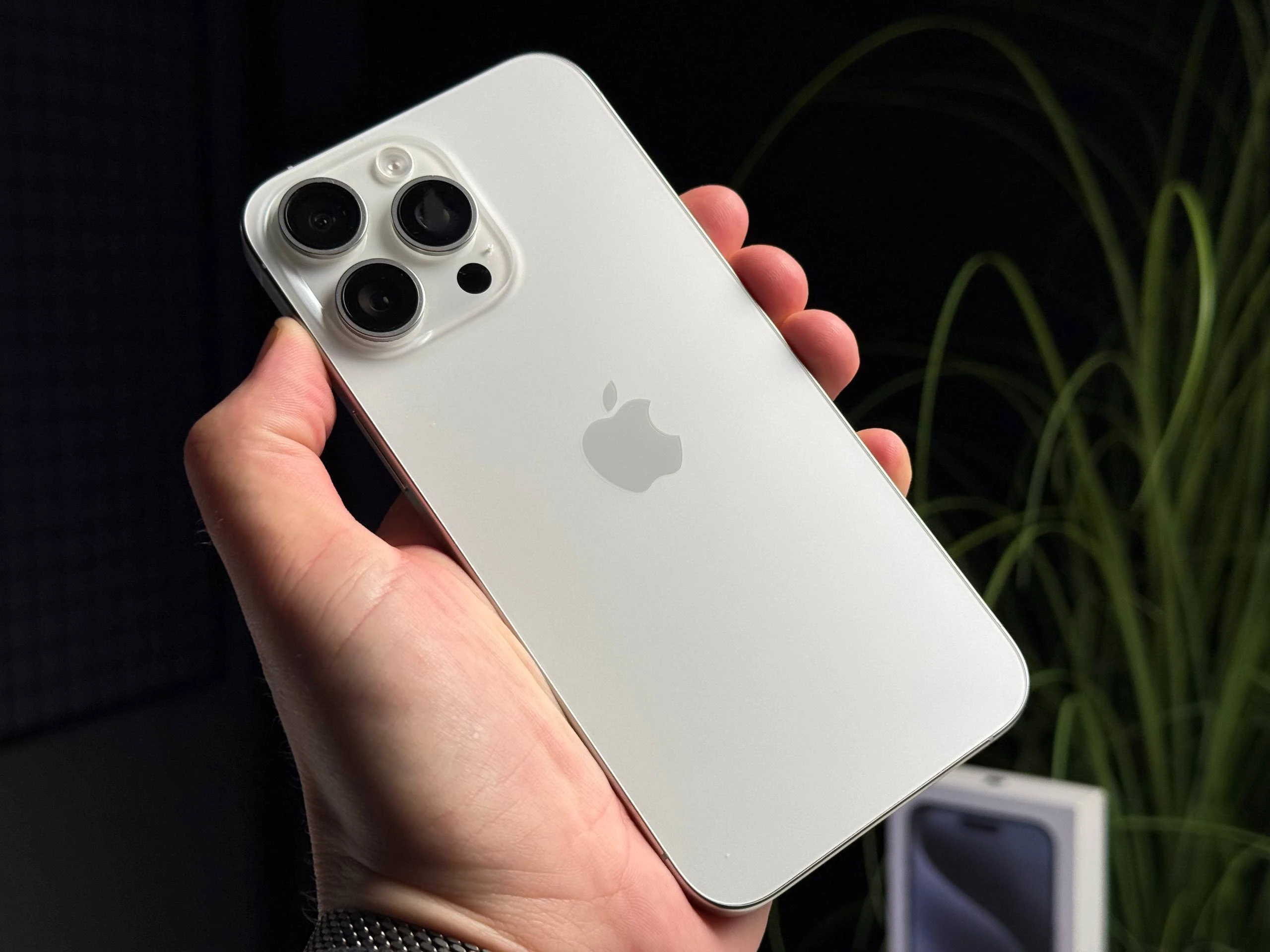 ВЖИВАНИЙ Б/У Apple iPhone 15 Pro Max 512GB White Titanium (MU7D3) - Состояние: хороший | Аккумулятор: 100% | Комплектация: iPhone, кабель | Гарантия: 3 мес.