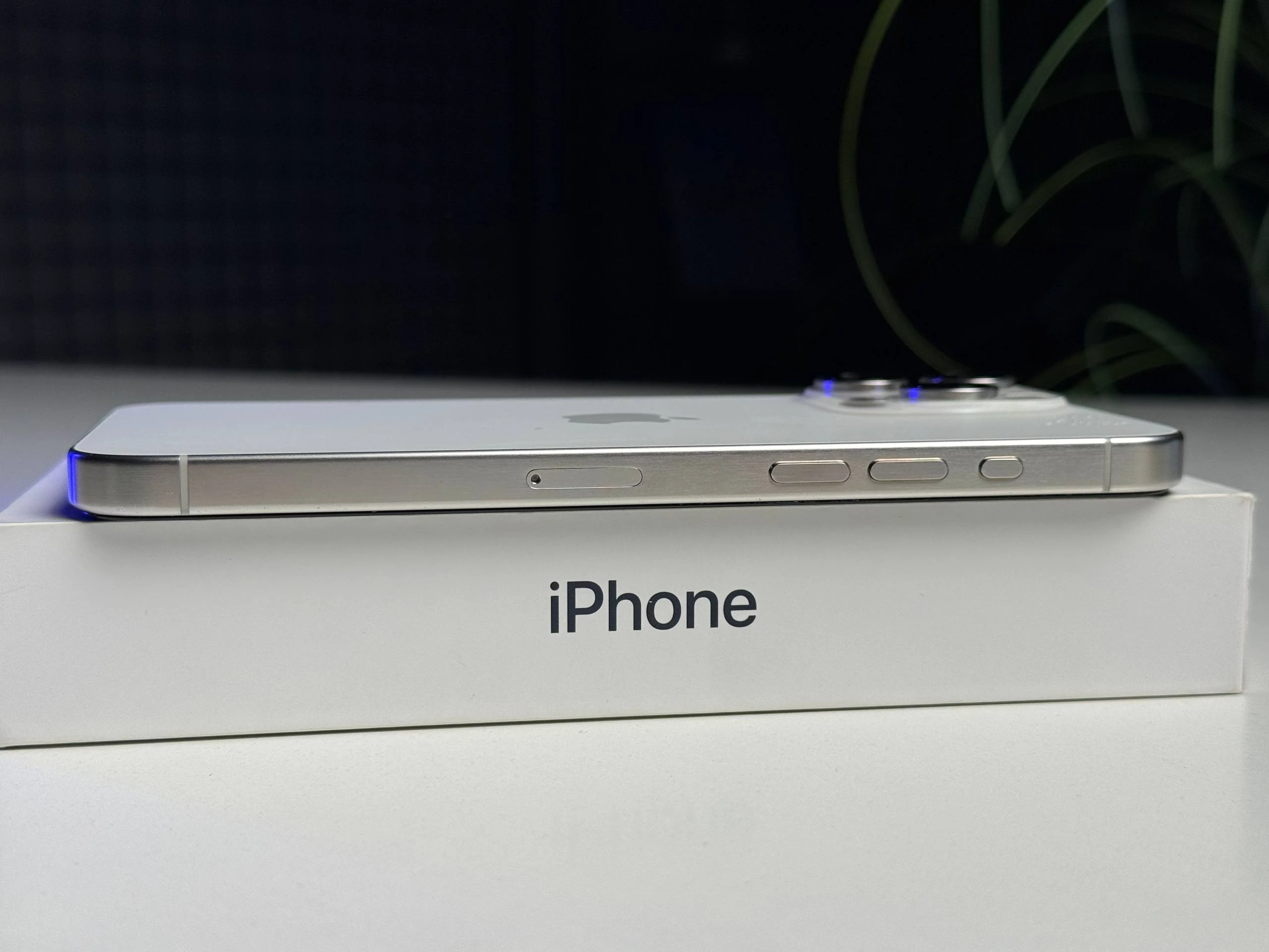 ВЖИВАНИЙ Б/У Apple iPhone 15 Pro Max 512GB White Titanium (MU7D3) - Состояние: хороший | Аккумулятор: 100% | Комплектация: iPhone, кабель | Гарантия: 3 мес.