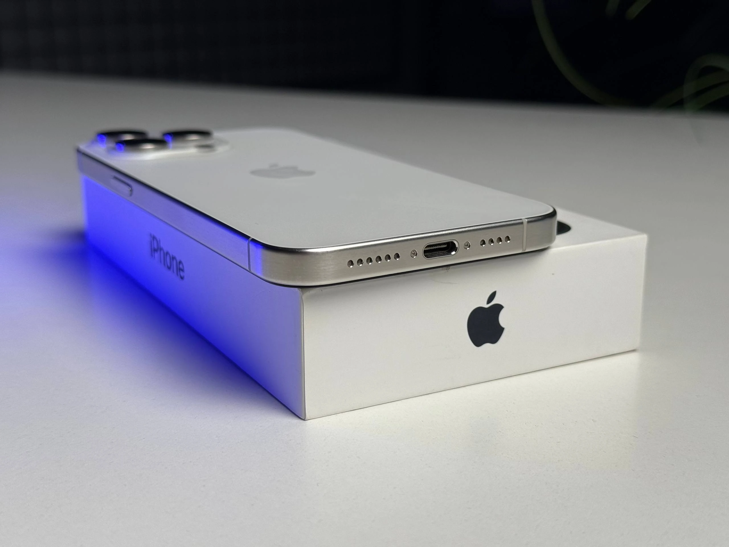 ВЖИВАНИЙ Б/У Apple iPhone 15 Pro Max 512GB White Titanium (MU7D3) - Состояние: хороший | Аккумулятор: 100% | Комплектация: iPhone, кабель | Гарантия: 3 мес.