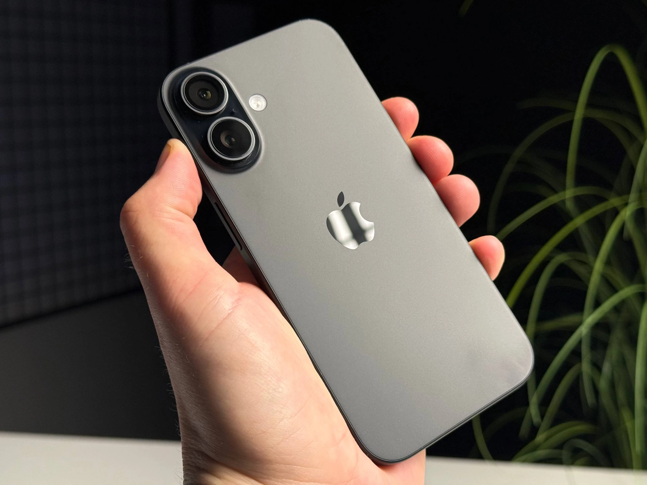 ВЖИВАНИЙ Б/У Apple iPhone 16 128GB Black (MYE73) - Состояние: хорошее | Аккумулятор: 100% | Комплектация: iPhone, кабель | Гарантия: 3 мес.