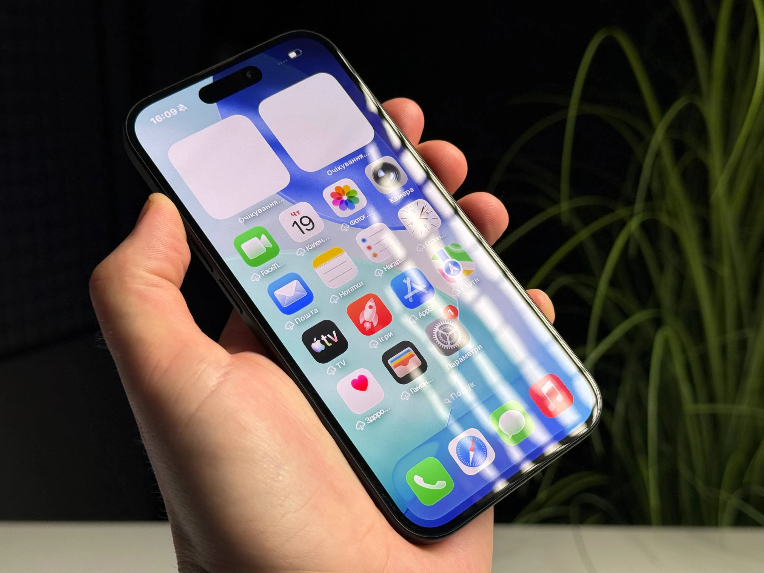 ВЖИВАНИЙ Б/У Apple iPhone 16 128GB Black (MYE73) - Состояние: хорошее | Аккумулятор: 100% | Комплектация: iPhone, кабель | Гарантия: 3 мес.