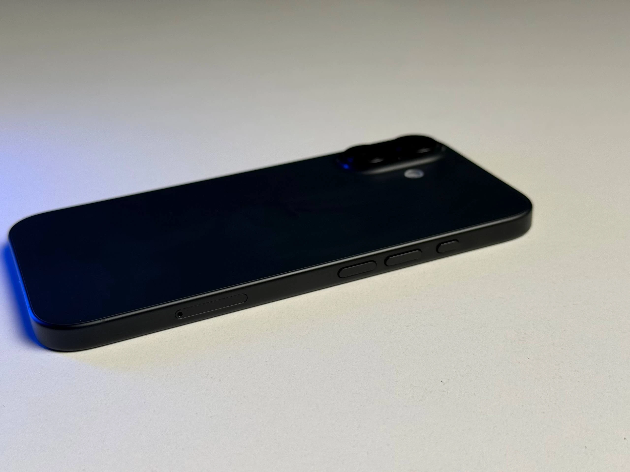 ВЖИВАНИЙ Б/У Apple iPhone 16 128GB Black (MYE73) - Состояние: хорошее | Аккумулятор: 100% | Комплектация: iPhone, кабель | Гарантия: 3 мес.