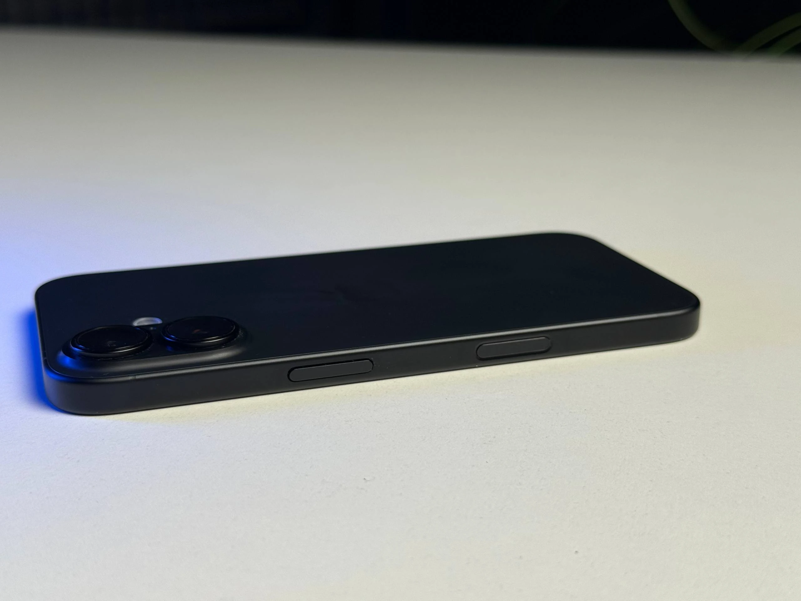 ВЖИВАНИЙ Б/У Apple iPhone 16 128GB Black (MYE73) - Состояние: хорошее | Аккумулятор: 100% | Комплектация: iPhone, кабель | Гарантия: 3 мес.