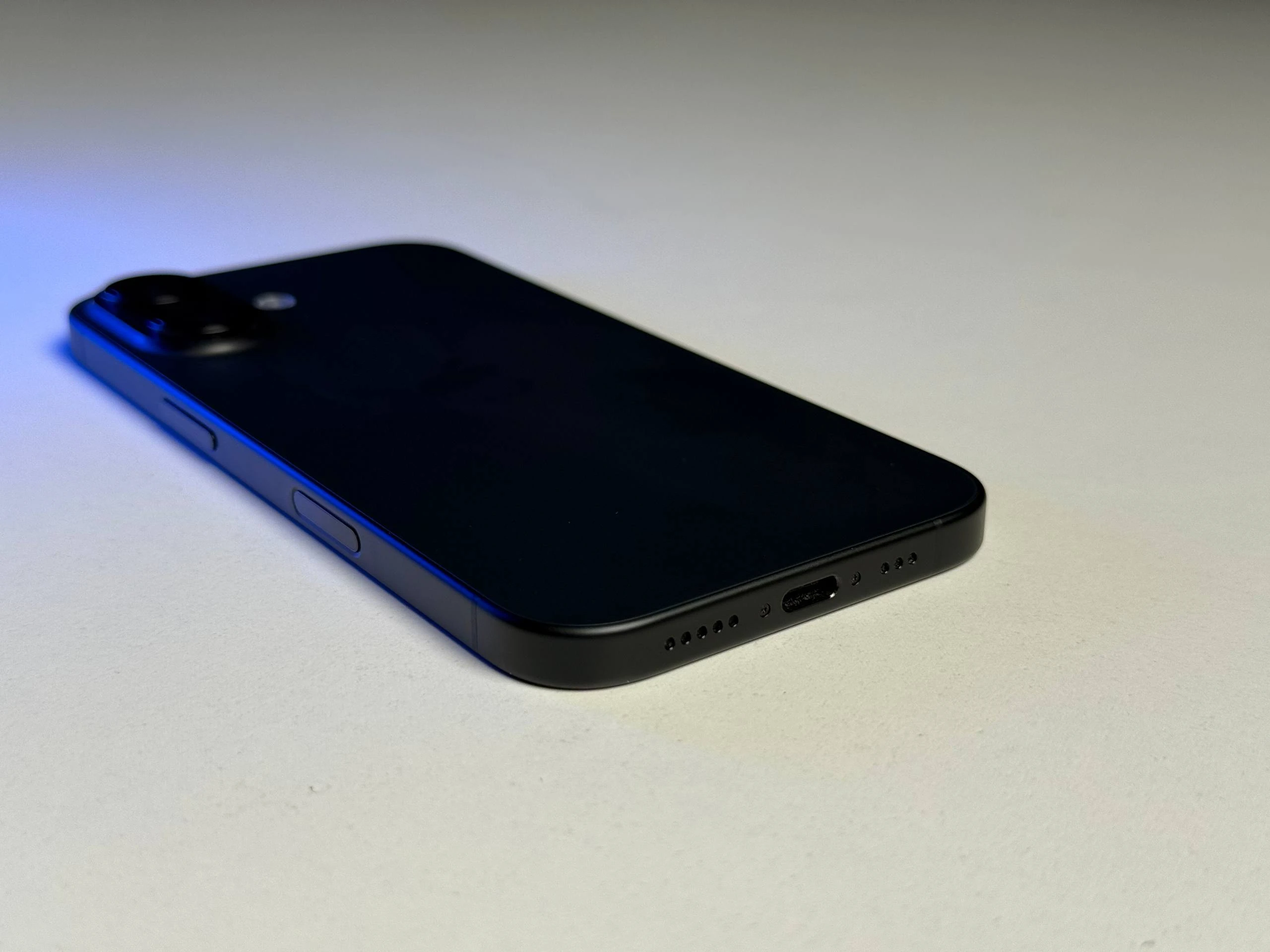 ВЖИВАНИЙ Б/У Apple iPhone 16 128GB Black (MYE73) - Состояние: хорошее | Аккумулятор: 100% | Комплектация: iPhone, кабель | Гарантия: 3 мес.