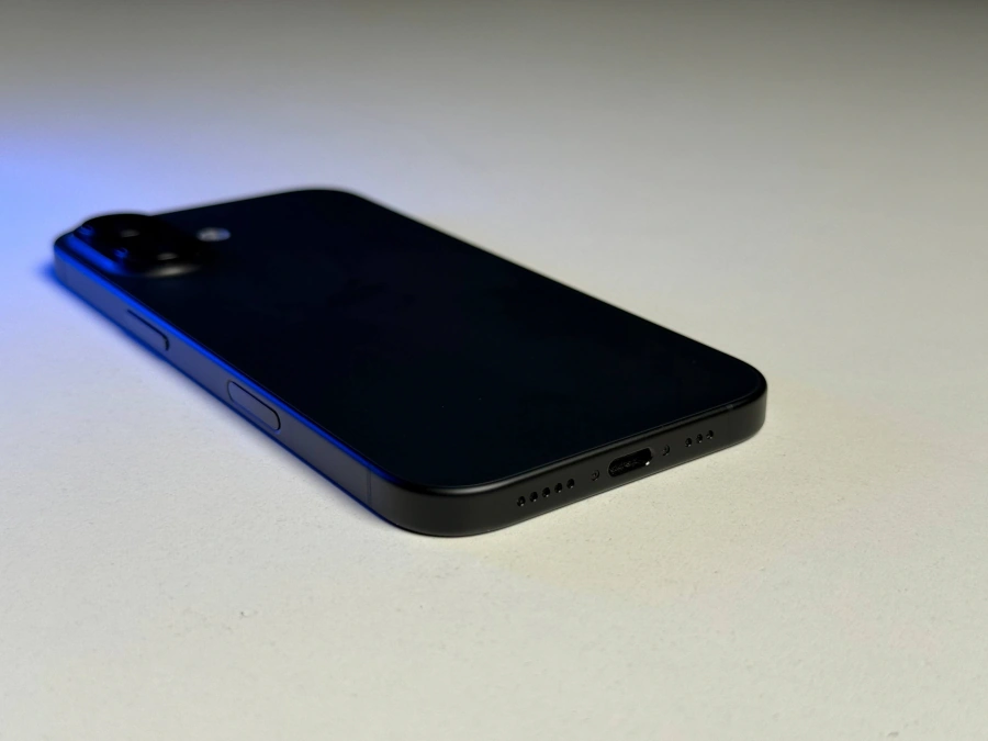 ВЖИВАНИЙ Б/У Apple iPhone 16 128GB Black (MYE73) - Состояние: хорошее | Аккумулятор: 100% | Комплектация: iPhone, кабель | Гарантия: 3 мес.
