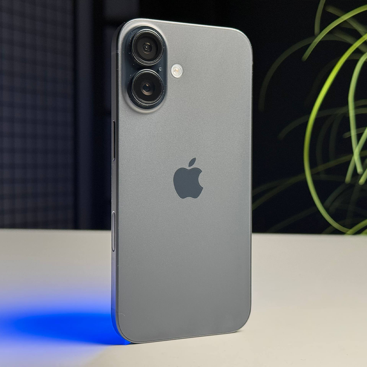 ВЖИВАНИЙ Б/У Apple iPhone 16 128GB Black (MYE73) - Состояние: хорошее | Аккумулятор: 100% | Комплектация: iPhone, кабель | Гарантия: 3 мес.