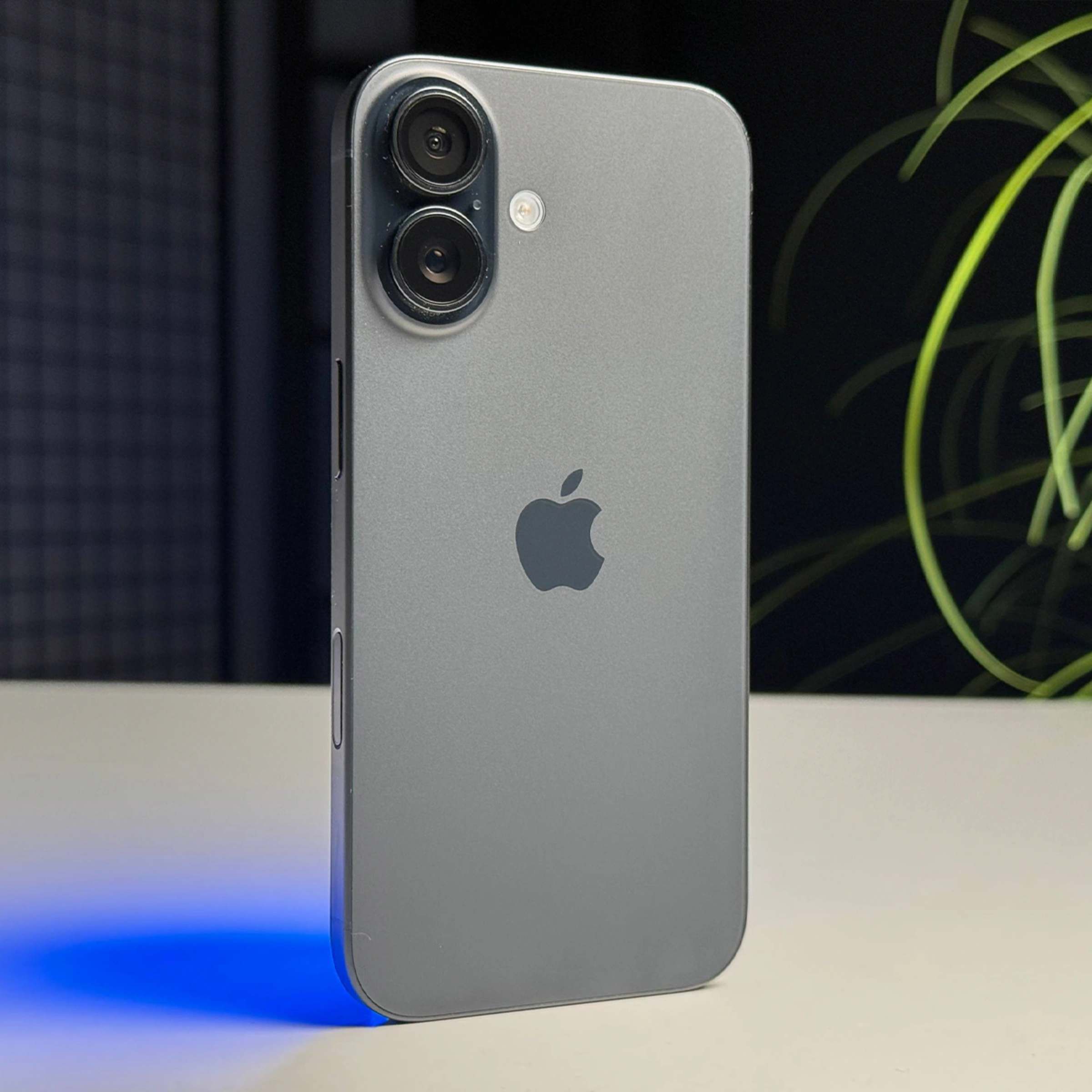 ВЖИВАНИЙ Б/У Apple iPhone 16 128GB Black (MYE73) - Состояние: хорошее | Аккумулятор: 100% | Комплектация: iPhone, кабель | Гарантия: 3 мес.