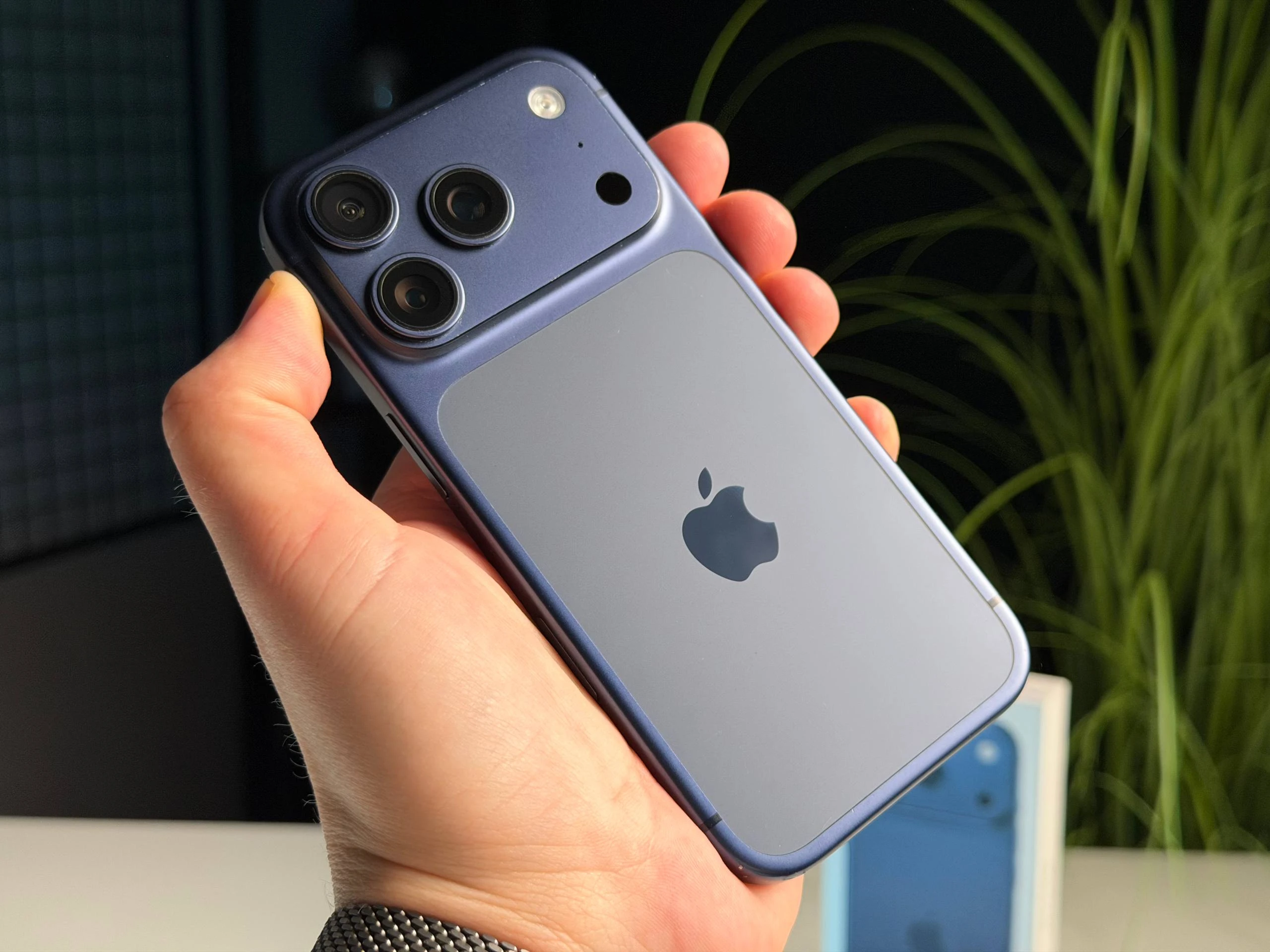 ВЖИВАНИЙ Б/У Apple iPhone 17 Pro 512GB Deep Blue (MG8N4) - Состояние: хорошее | Аккумулятор: 100% | Комплектация: полный | Гарантия: 3 мес.