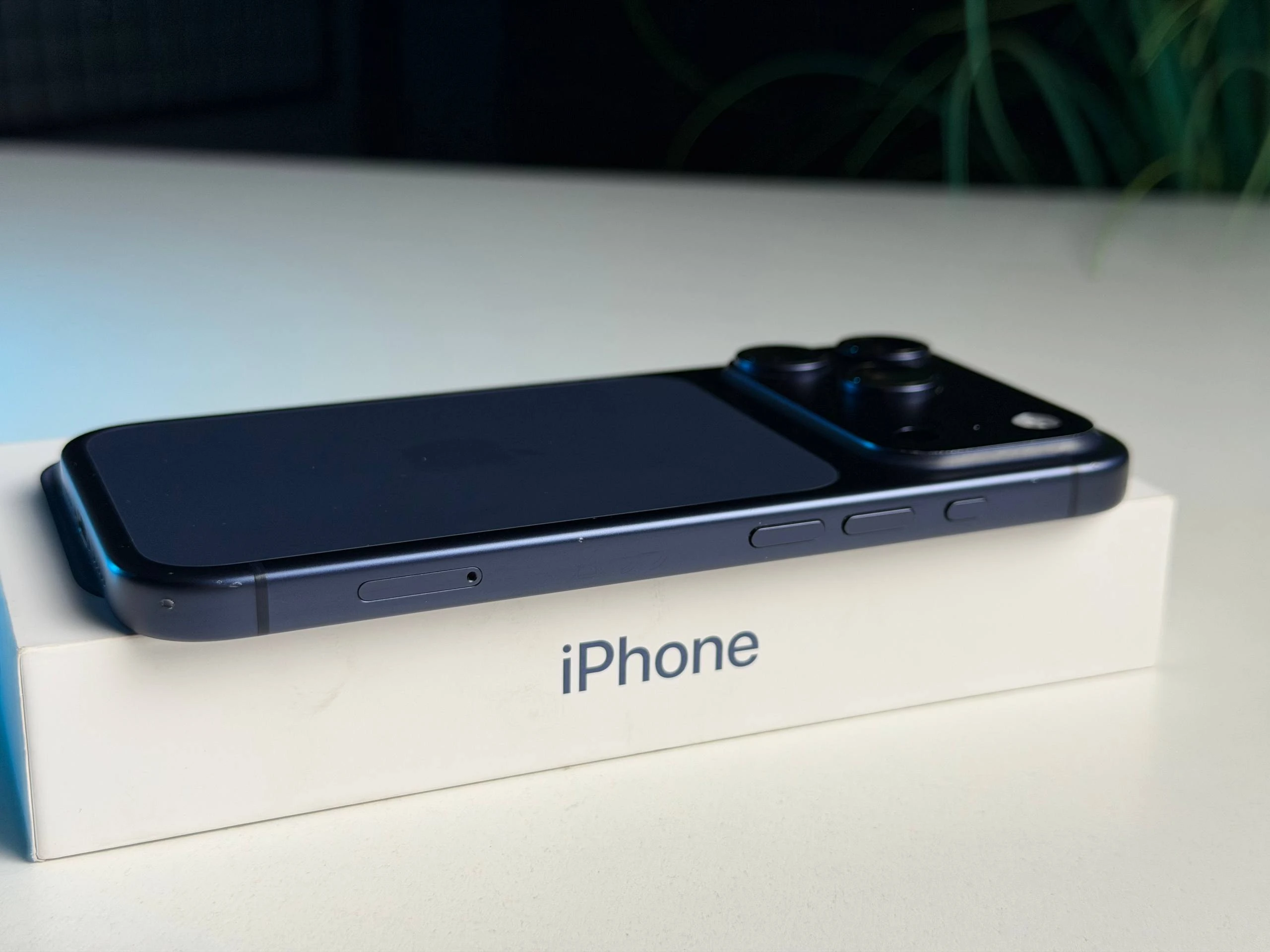 ВЖИВАНИЙ Б/У Apple iPhone 17 Pro 512GB Deep Blue (MG8N4) - Состояние: хорошее | Аккумулятор: 100% | Комплектация: полный | Гарантия: 3 мес.