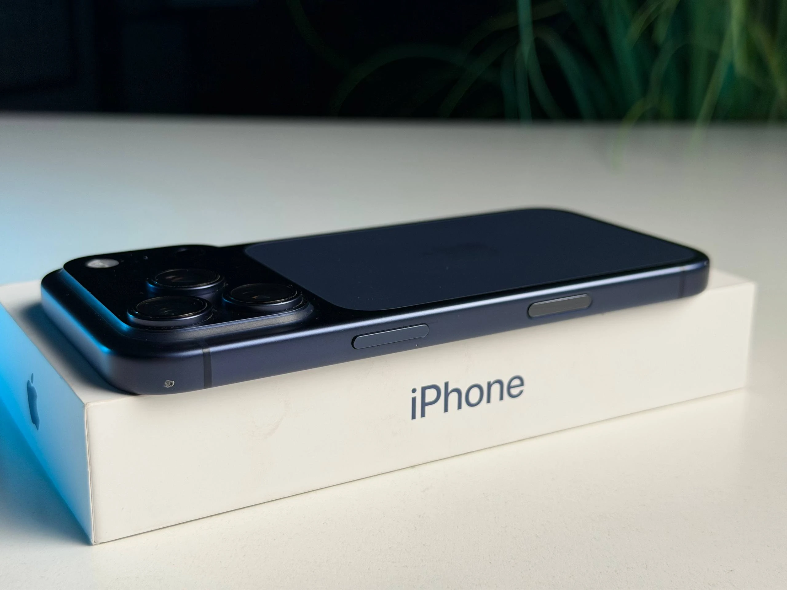 ВЖИВАНИЙ Б/У Apple iPhone 17 Pro 512GB Deep Blue (MG8N4) - Состояние: хорошее | Аккумулятор: 100% | Комплектация: полный | Гарантия: 3 мес.