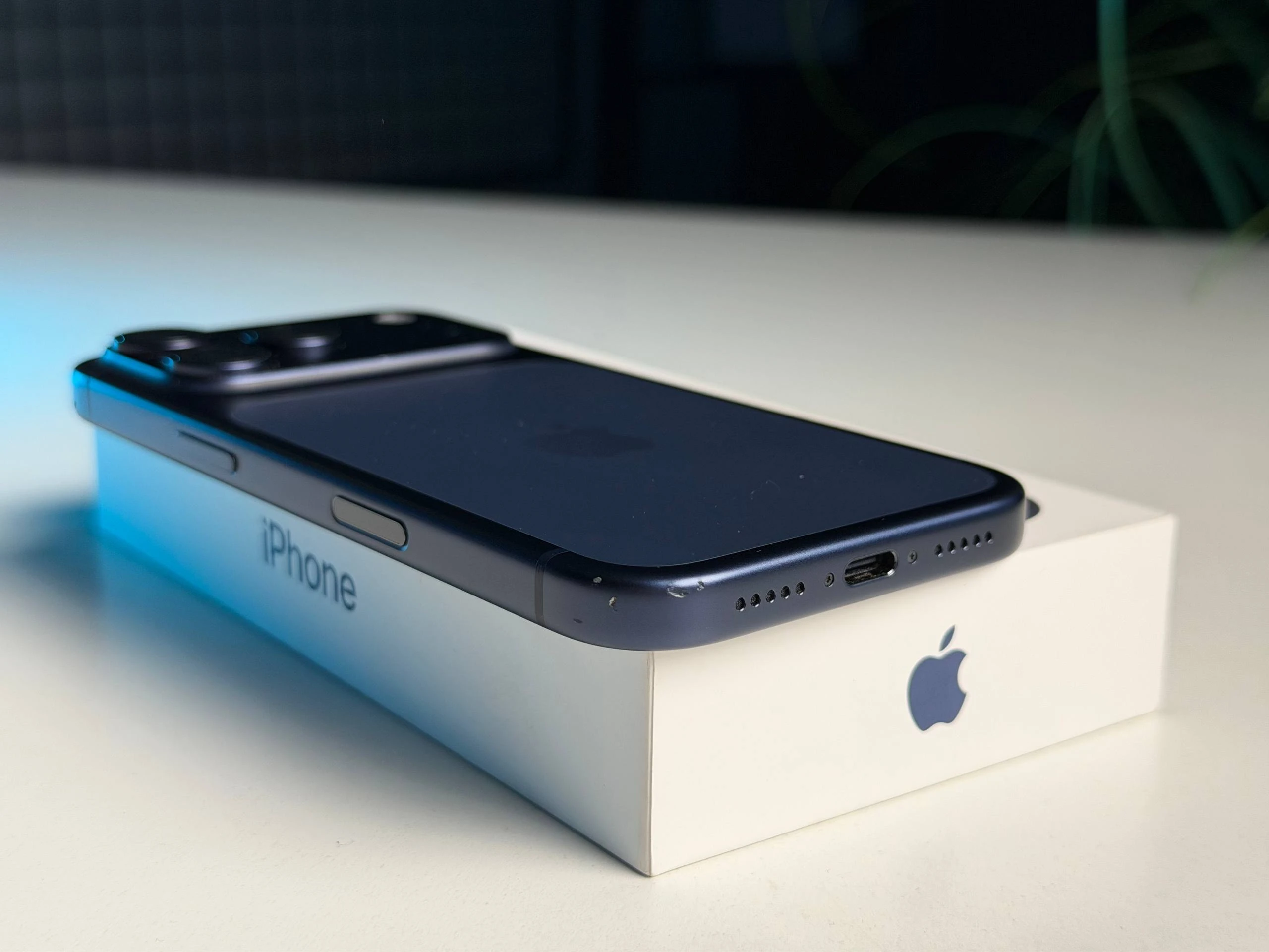 ВЖИВАНИЙ Б/У Apple iPhone 17 Pro 512GB Deep Blue (MG8N4) - Состояние: хорошее | Аккумулятор: 100% | Комплектация: полный | Гарантия: 3 мес.