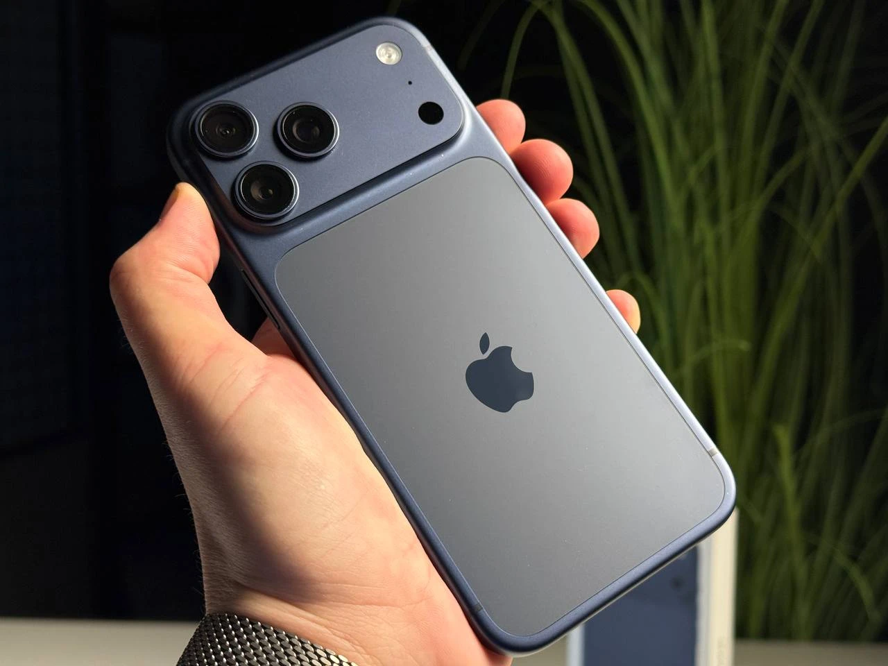 ВЖИВАНИЙ Б/У Apple iPhone 17 Pro Max 512GB Deep Blue (MFYU4) - Стан: гарний | Акумулятор: 100% | Комплектація: повний | Гарантія: 3 міс.