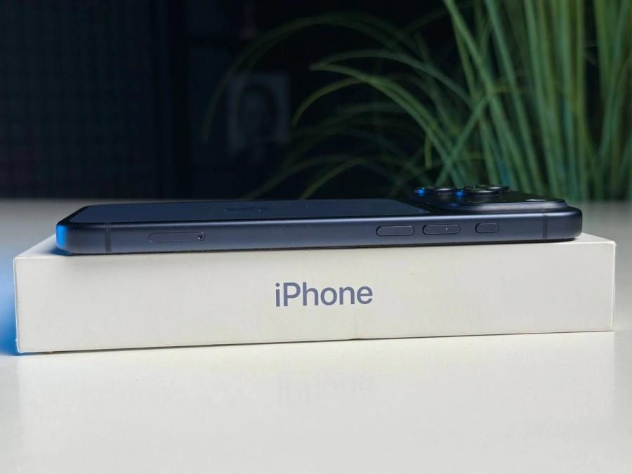 ВЖИВАНИЙ Б/У Apple iPhone 17 Pro Max 512GB Deep Blue (MFYU4) - Стан: гарний | Акумулятор: 100% | Комплектація: повний | Гарантія: 3 міс.