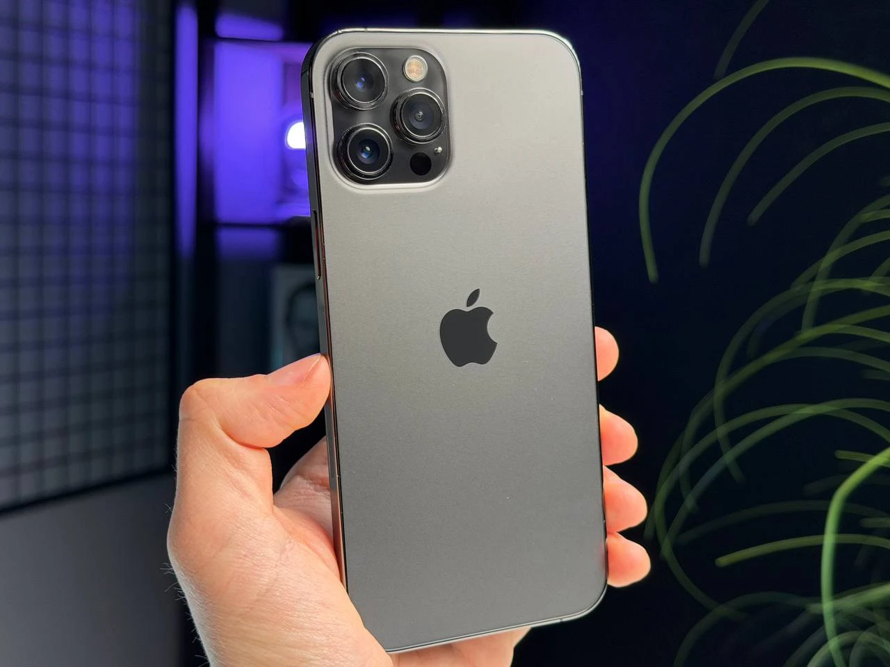 ВЖИВАНИЙ Б/У Apple iPhone 12 Pro Max 128GB Graphite (MGCF3, MGD73) - Состояние: хороший | Аккумулятор: 100% | Комплектация: iPhone, кабель | Гарантия: 3 мес.