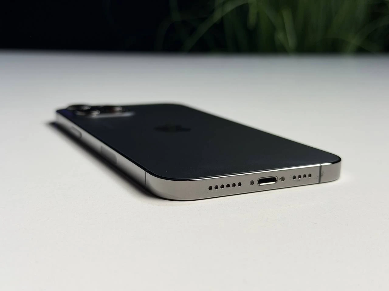 ВЖИВАНИЙ Б/У Apple iPhone 12 Pro Max 128GB Graphite (MGCF3, MGD73) - Состояние: хороший | Аккумулятор: 100% | Комплектация: iPhone, кабель | Гарантия: 3 мес.