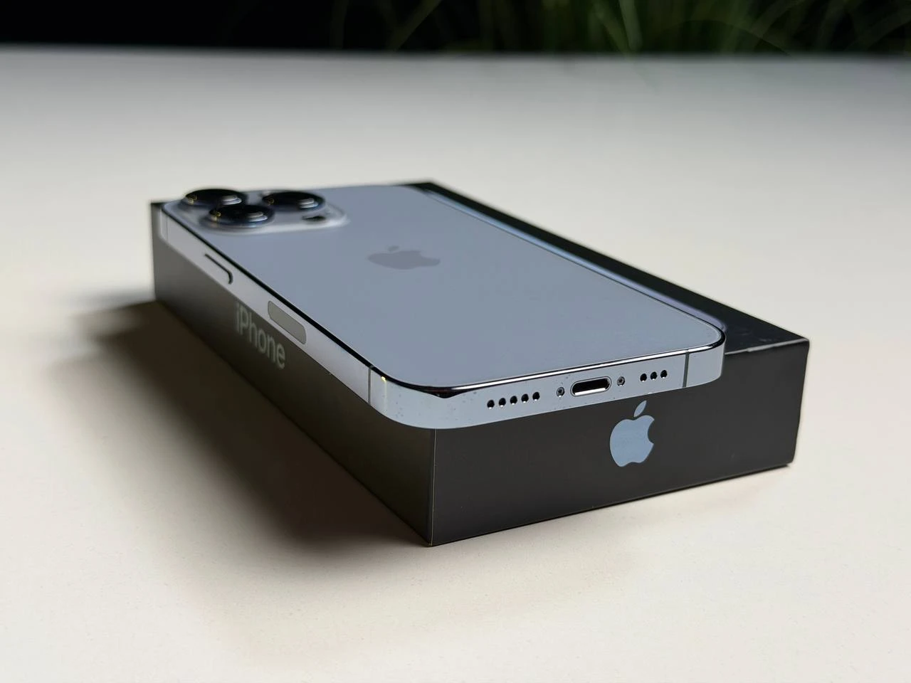 ВЖИВАНИЙ Б/У Apple iPhone 13 Pro 256GB Sierra Blue (MLU03, MLVP3) - Стан: гарний | Акумулятор: 100% | Комплектація: повний | Гарантія: 3 міс.