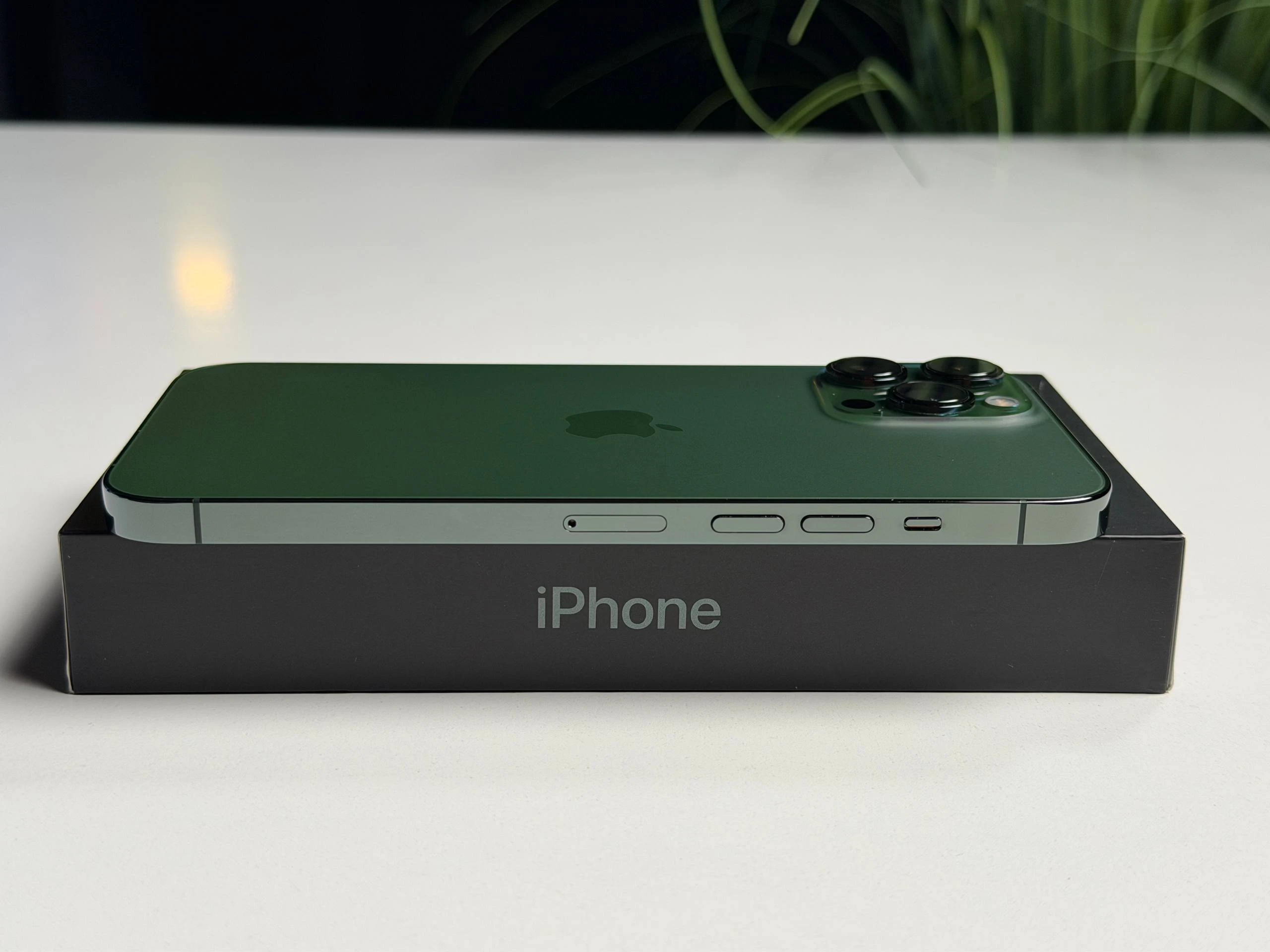 ВЖИВАНИЙ Б/У Apple iPhone 13 Pro Max 128GB Alpine Green (MNCP3, MNCY3) - Состояние: идеальный | Аккумулятор: 100% | Комплектация: полный | Гарантия: 3 мес.