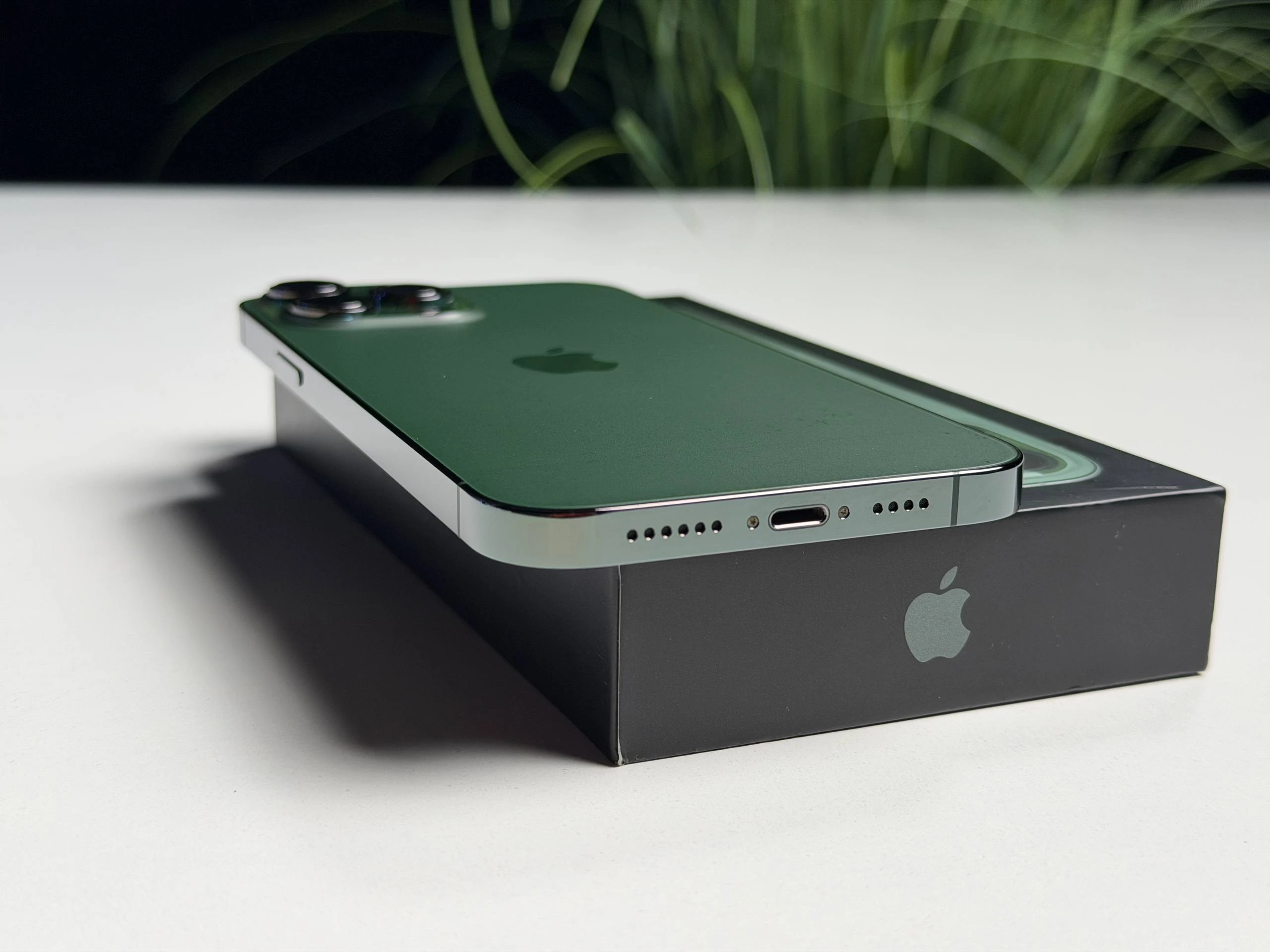 ВЖИВАНИЙ Б/У Apple iPhone 13 Pro Max 128GB Alpine Green (MNCP3, MNCY3) - Состояние: идеальный | Аккумулятор: 100% | Комплектация: полный | Гарантия: 3 мес.