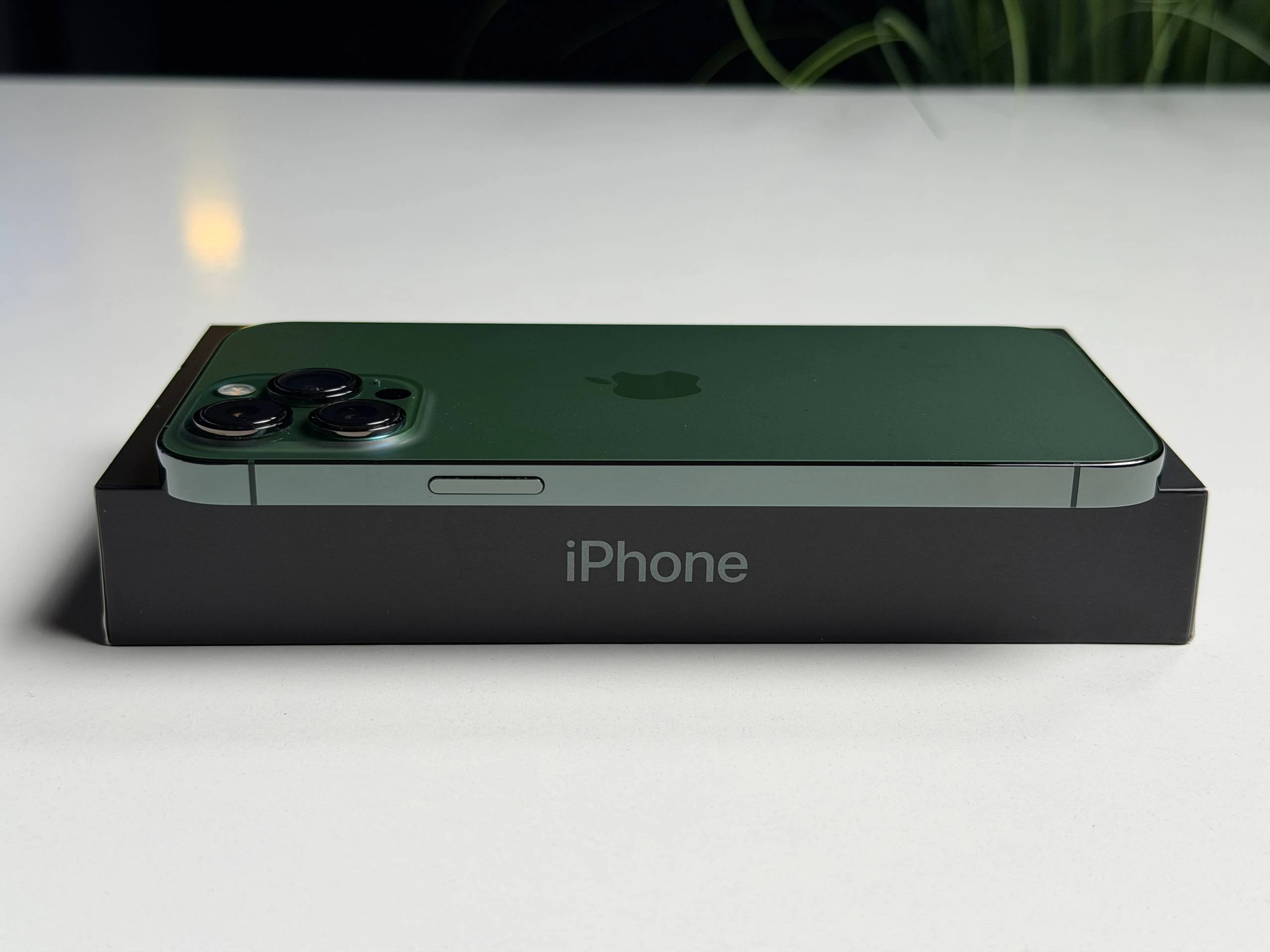 ВЖИВАНИЙ Б/У Apple iPhone 13 Pro Max 128GB Alpine Green (MNCP3, MNCY3) - Состояние: идеальный | Аккумулятор: 100% | Комплектация: полный | Гарантия: 3 мес.