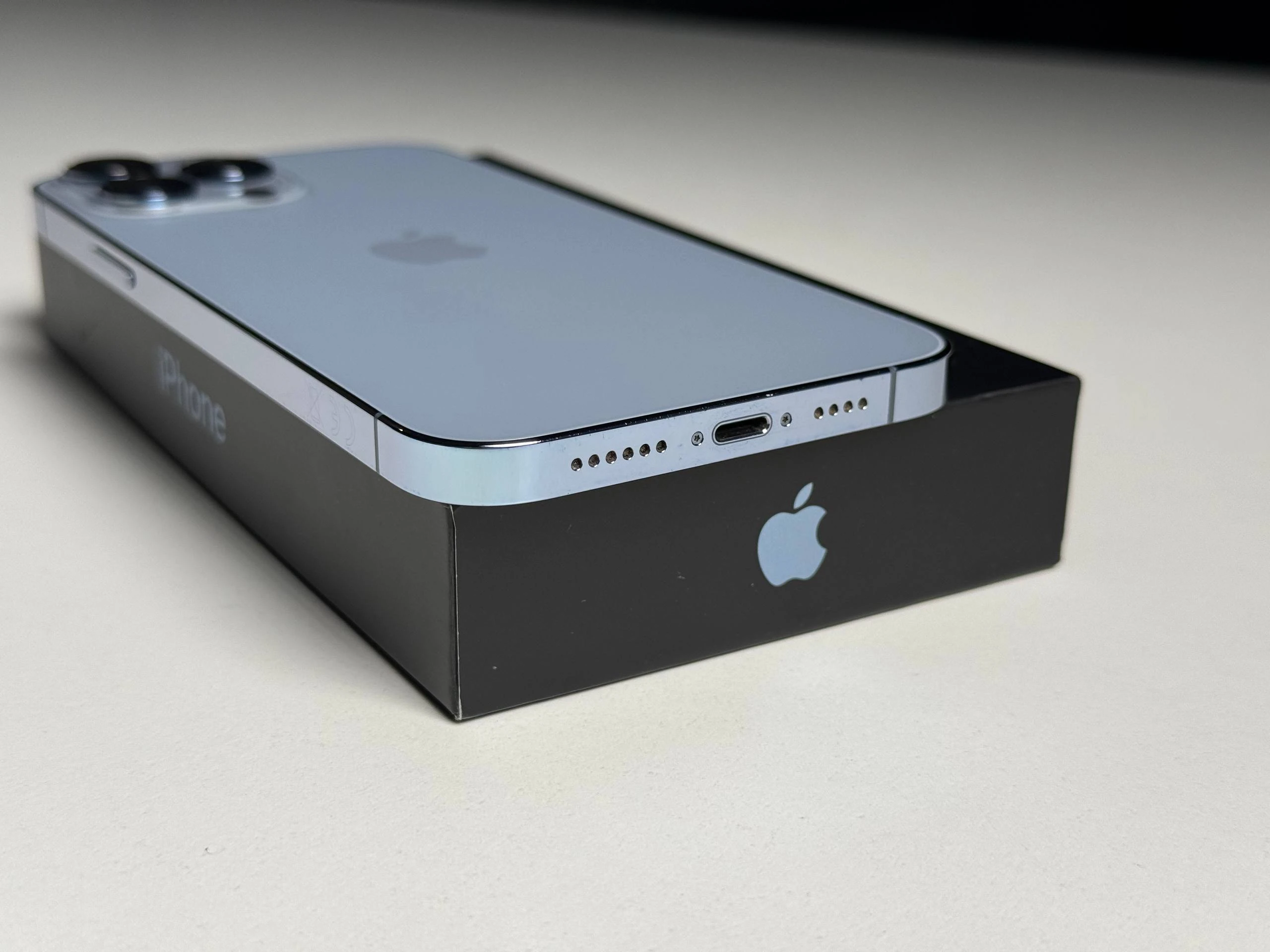 ВЖИВАНИЙ Б/У Apple iPhone 13 Pro Max 128GB Sierra Blue (MLKP3, MLL93) - Стан: гарний | Акумулятор: 100% | Комплектація: повний | Гарантія: 3 міс.