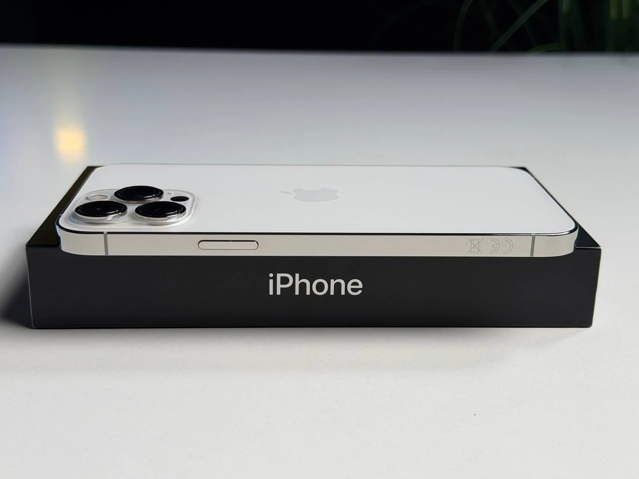 ВЖИВАНИЙ Б/У Apple iPhone 13 Pro Max 256GB Silver (MLKT3, MLLC3) - Стан: гарний | Акумулятор: 100% | Комплектація: повний | Гарантія: 3 міс.