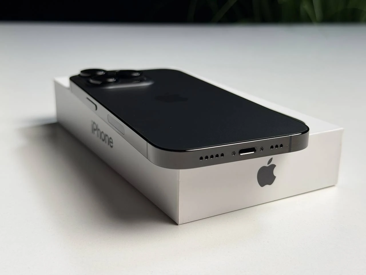 ВЖИВАНИЙ Б/У Apple iPhone 14 Pro 256GB Space Black eSim (MQ0N3) - Стан: гарний | Акумулятор: 100% | Комплектація: повний | Гарантія: 3 міс.