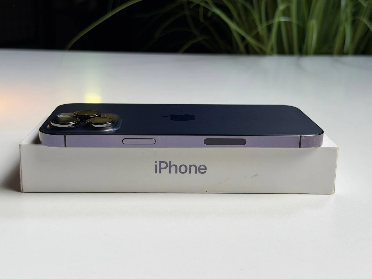 ВЖИВАНИЙ Б/У Apple iPhone 14 Pro Max 256GB Deep Purple eSim (MQ8W3) - Состояние: хороший | Аккумулятор: 100% | Комплектация: полный | Гарантия: 3 мес.