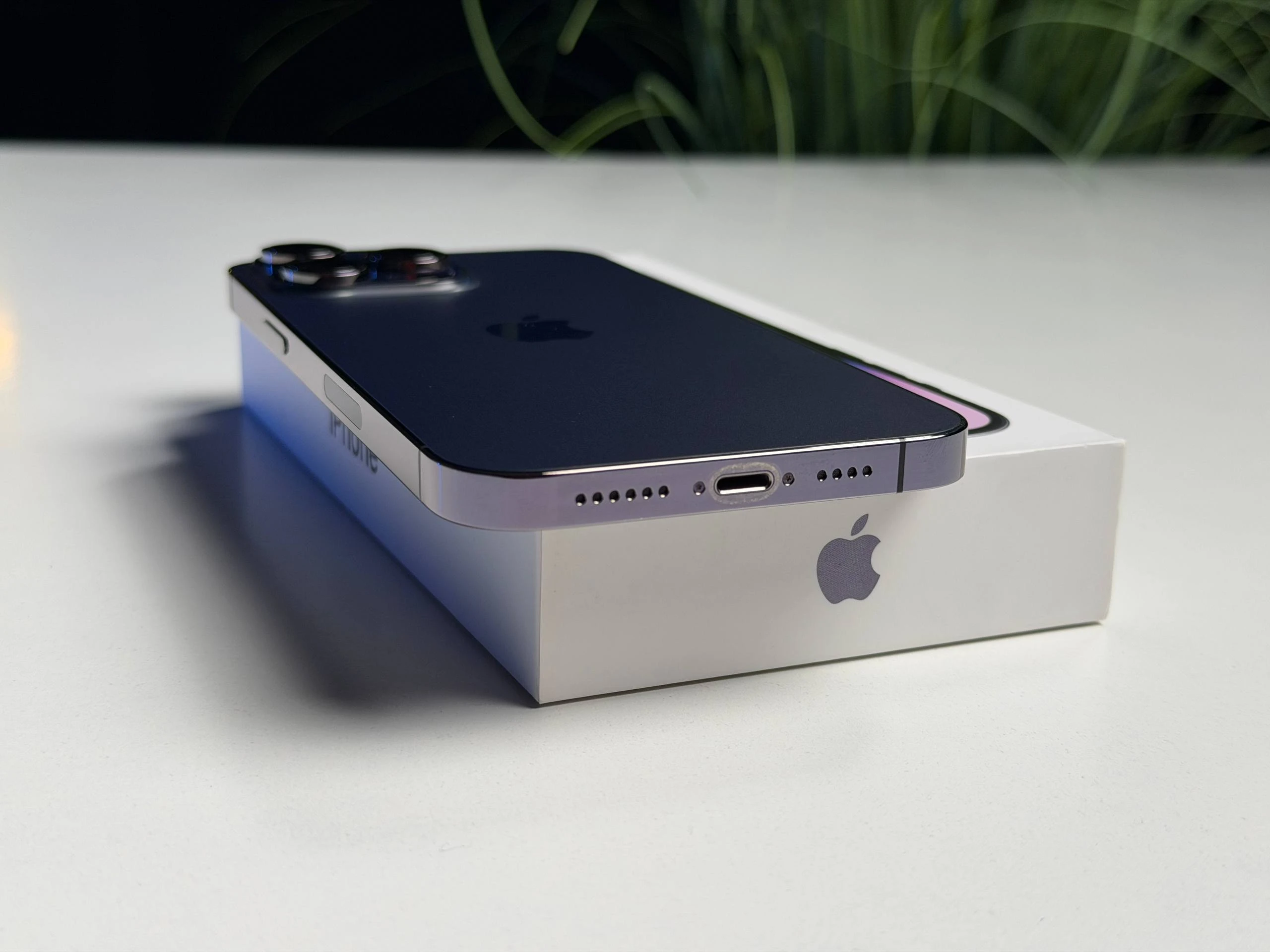 ВЖИВАНИЙ Б/У Apple iPhone 14 Pro Max 256GB Deep Purple eSim (MQ8W3) - Состояние: хороший | Аккумулятор: 100% | Комплектация: полный | Гарантия: 3 мес.