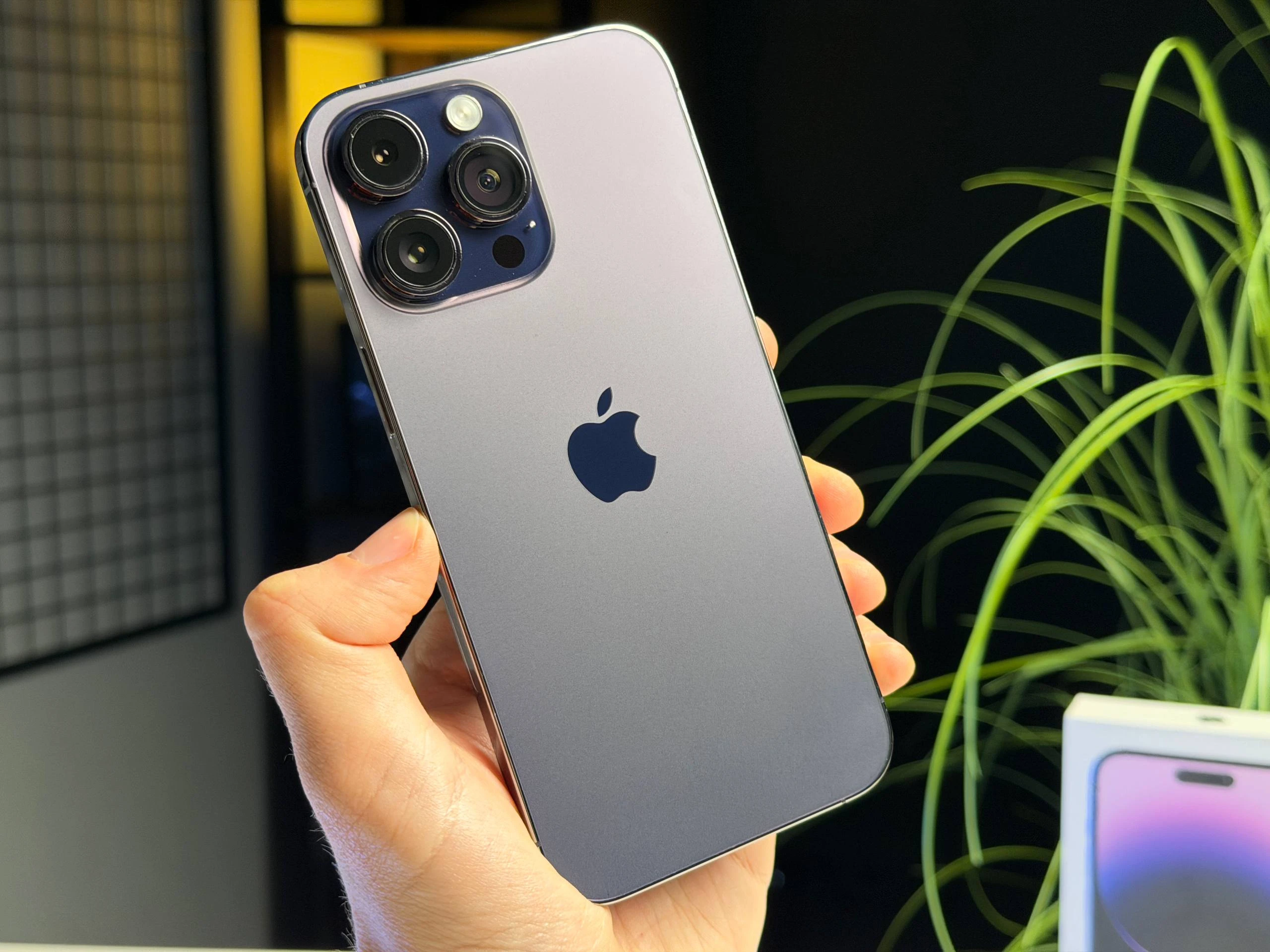 ВЖИВАНИЙ Б/У Apple iPhone 14 Pro Max 256GB Deep Purple eSim (MQ8W3) - Состояние: хороший | Аккумулятор: 100% | Комплектация: полный | Гарантия: 3 мес.