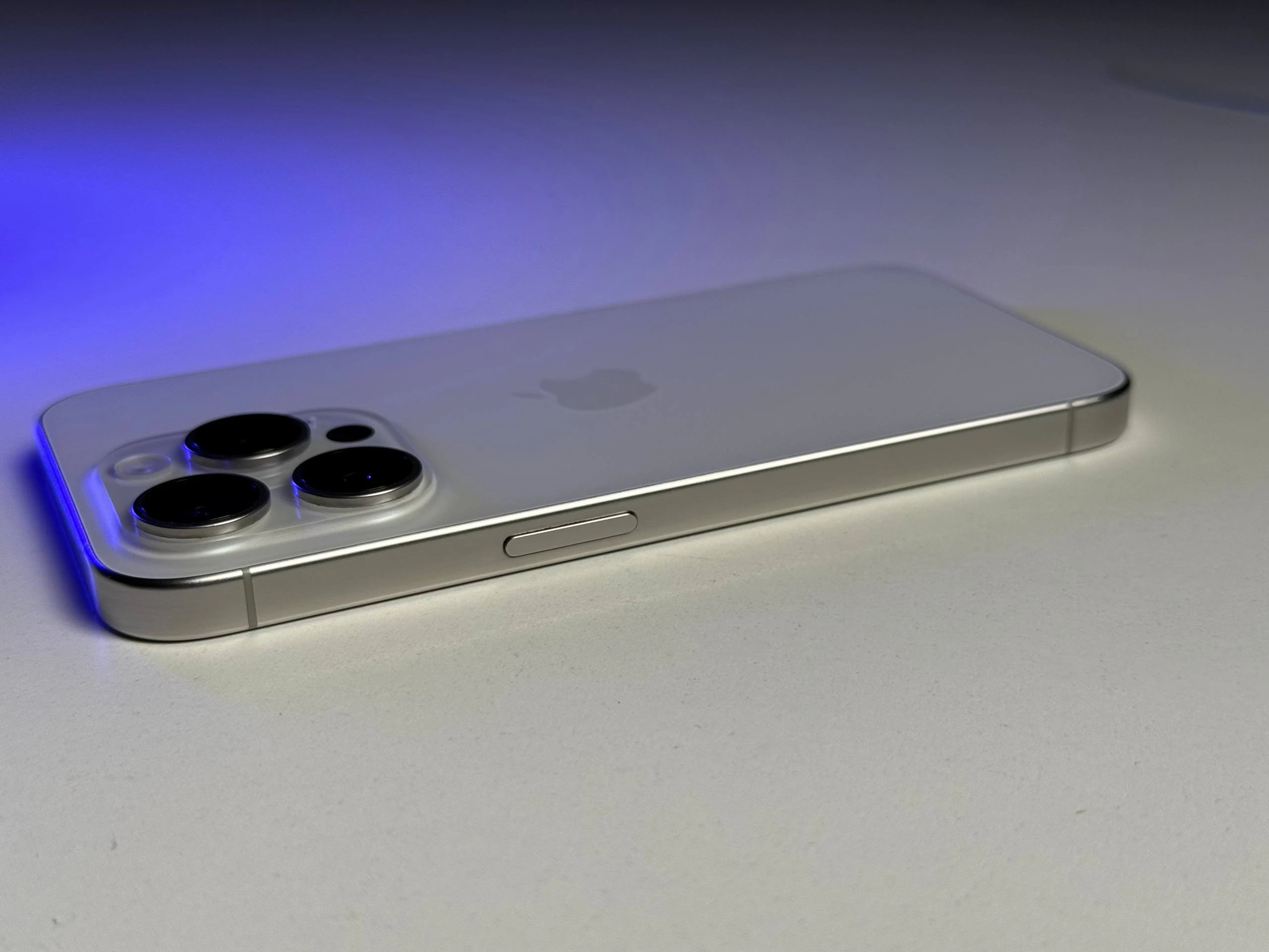 ВЖИВАНИЙ Б/У Apple iPhone 15 Pro 128GB White Titanium (MTUW3) - Стан: гарний | Акумулятор: 89% | Комплектація: iPhone, кабель | Гарантія: 3 міс.