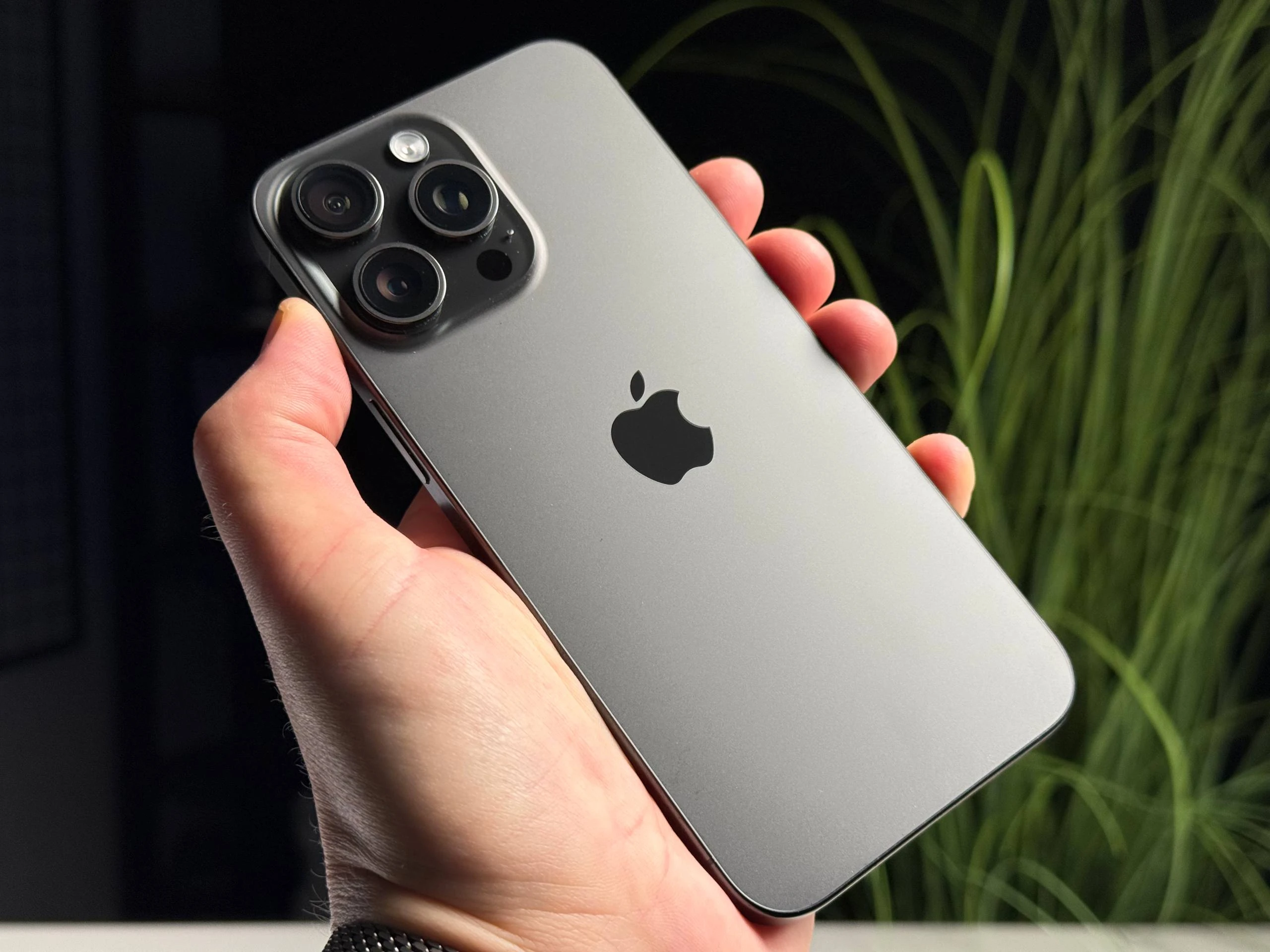 ВЖИВАНИЙ Б/У Apple iPhone 15 Pro Max 256GB Black Titanium (MU773) - Состояние: хороший | Аккумулятор: 100% | Комплектация: iPhone, кабель | Гарантия: 3 мес.