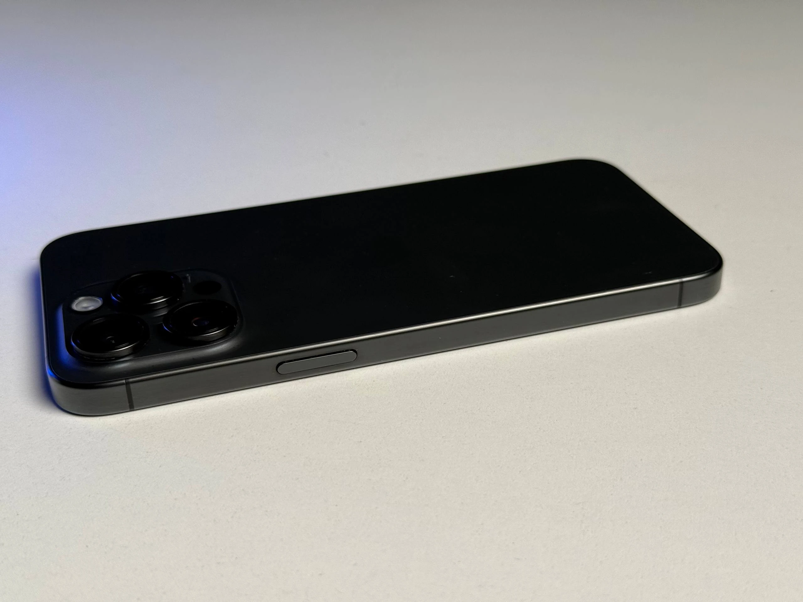 ВЖИВАНИЙ Б/У Apple iPhone 15 Pro Max 256GB Black Titanium (MU773) - Состояние: хороший | Аккумулятор: 100% | Комплектация: iPhone, кабель | Гарантия: 3 мес.