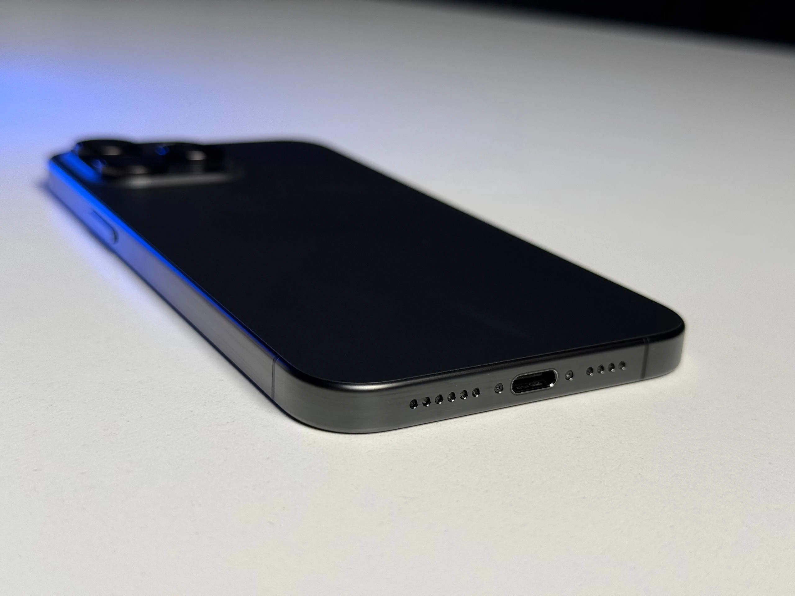 ВЖИВАНИЙ Б/У Apple iPhone 15 Pro Max 256GB Black Titanium (MU773) - Состояние: хороший | Аккумулятор: 100% | Комплектация: iPhone, кабель | Гарантия: 3 мес.