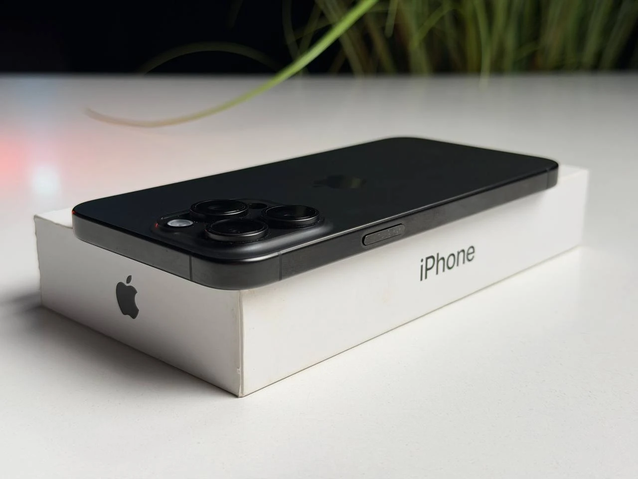 ВЖИВАНИЙ Б/У Apple iPhone 15 Pro Max 256GB Black Titanium (MU773) - Стан: гарний | Акумулятор: 98% | Комплектація: повний | Гарантія: 3 міс.