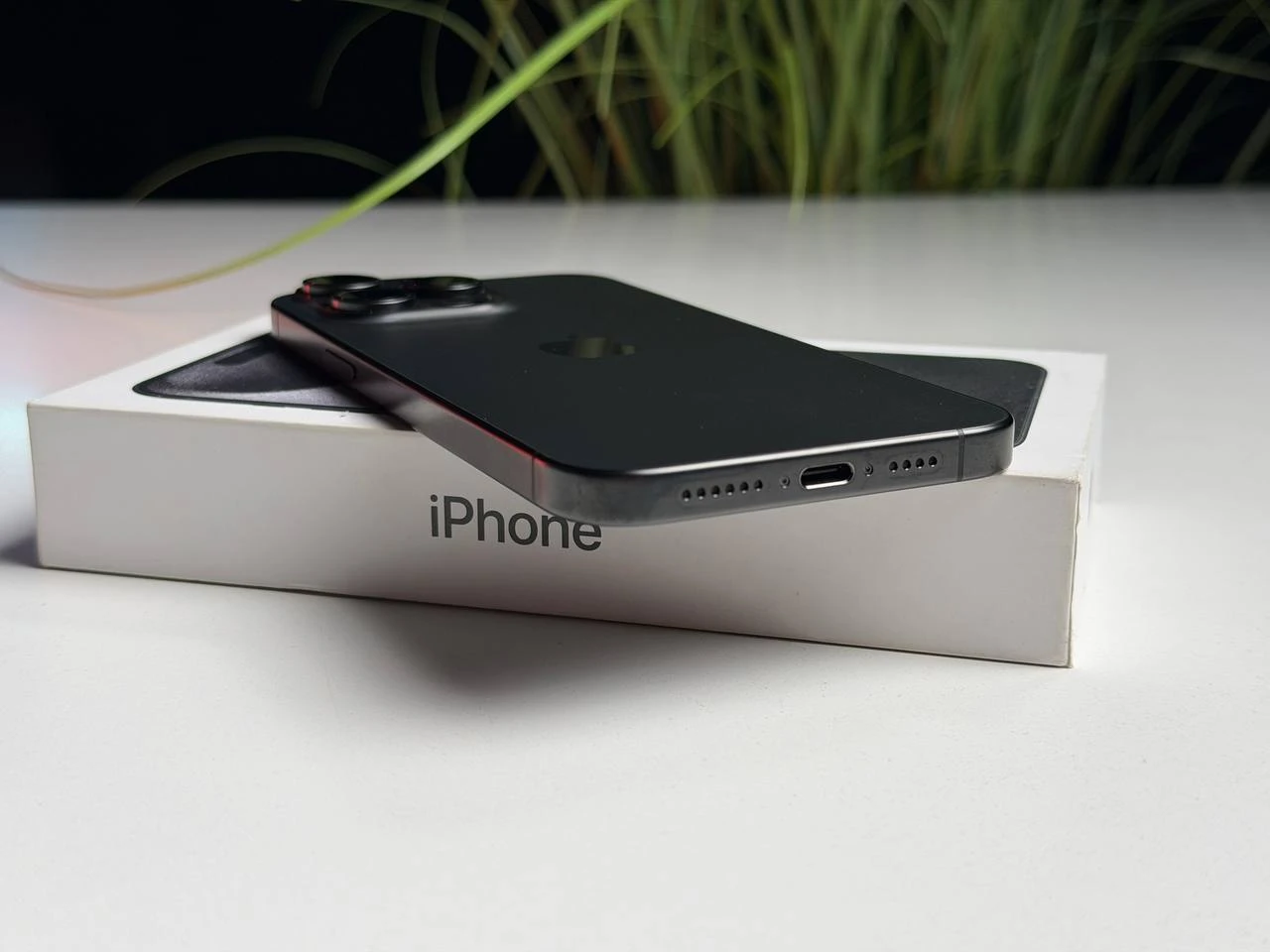 ВЖИВАНИЙ Б/У Apple iPhone 15 Pro Max 256GB Black Titanium (MU773) - Стан: гарний | Акумулятор: 98% | Комплектація: повний | Гарантія: 3 міс.