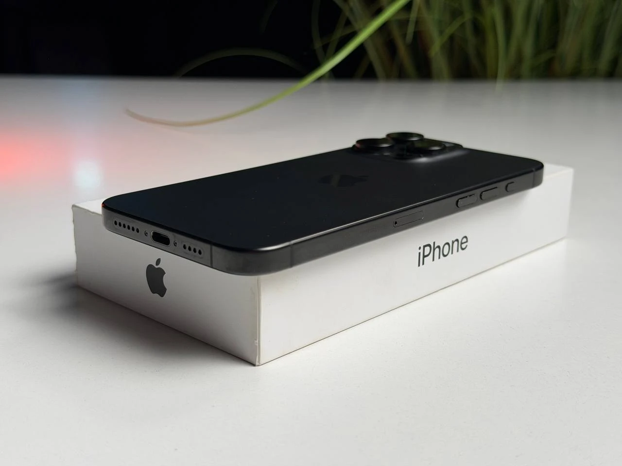 ВЖИВАНИЙ Б/У Apple iPhone 15 Pro Max 256GB Black Titanium (MU773) - Стан: гарний | Акумулятор: 98% | Комплектація: повний | Гарантія: 3 міс.