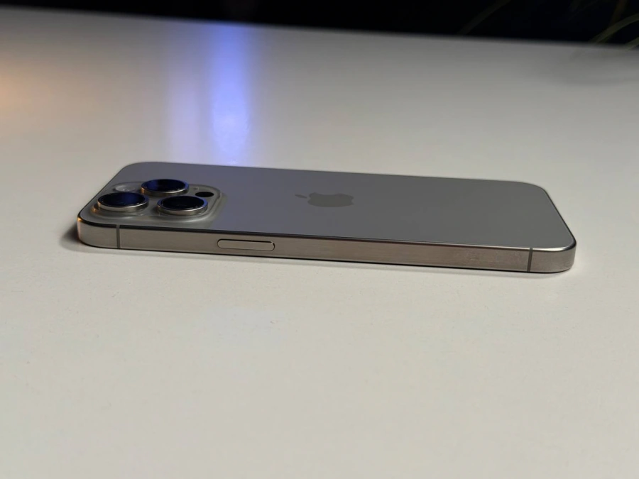 ВЖИВАНИЙ Б/У Apple iPhone 15 Pro Max 256GB Natural Titanium (MU793) - Стан: гарний | Акумулятор: 89% | Комплектація: iPhone, кабель | Гарантія: 3 міс.