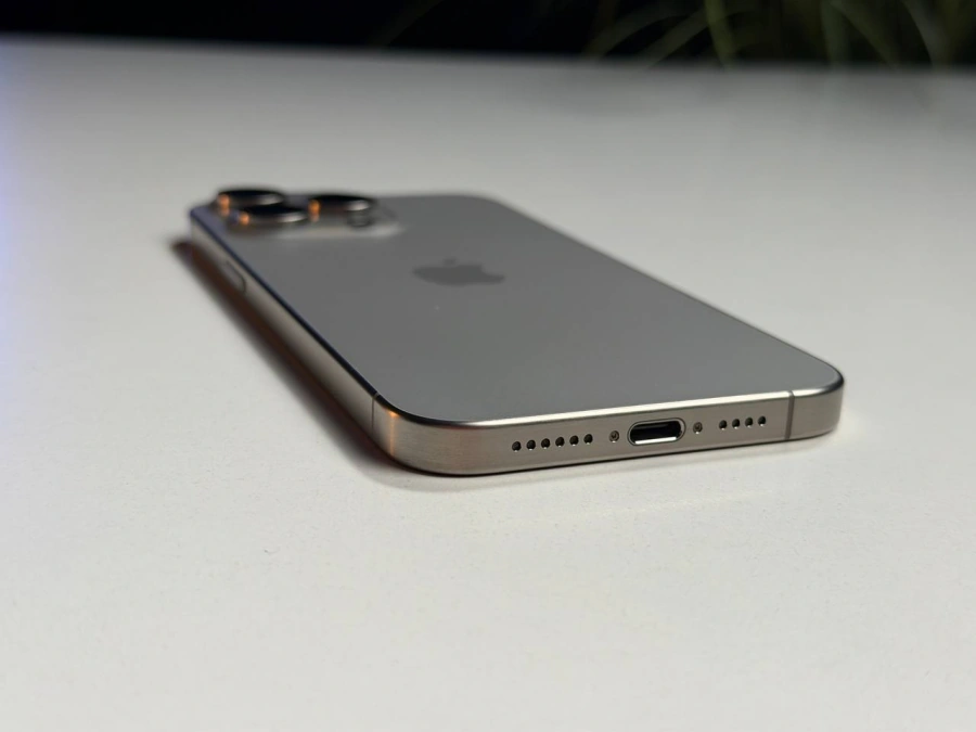 ВЖИВАНИЙ Б/У Apple iPhone 15 Pro Max 256GB Natural Titanium (MU793) - Стан: гарний | Акумулятор: 89% | Комплектація: iPhone, кабель | Гарантія: 3 міс.