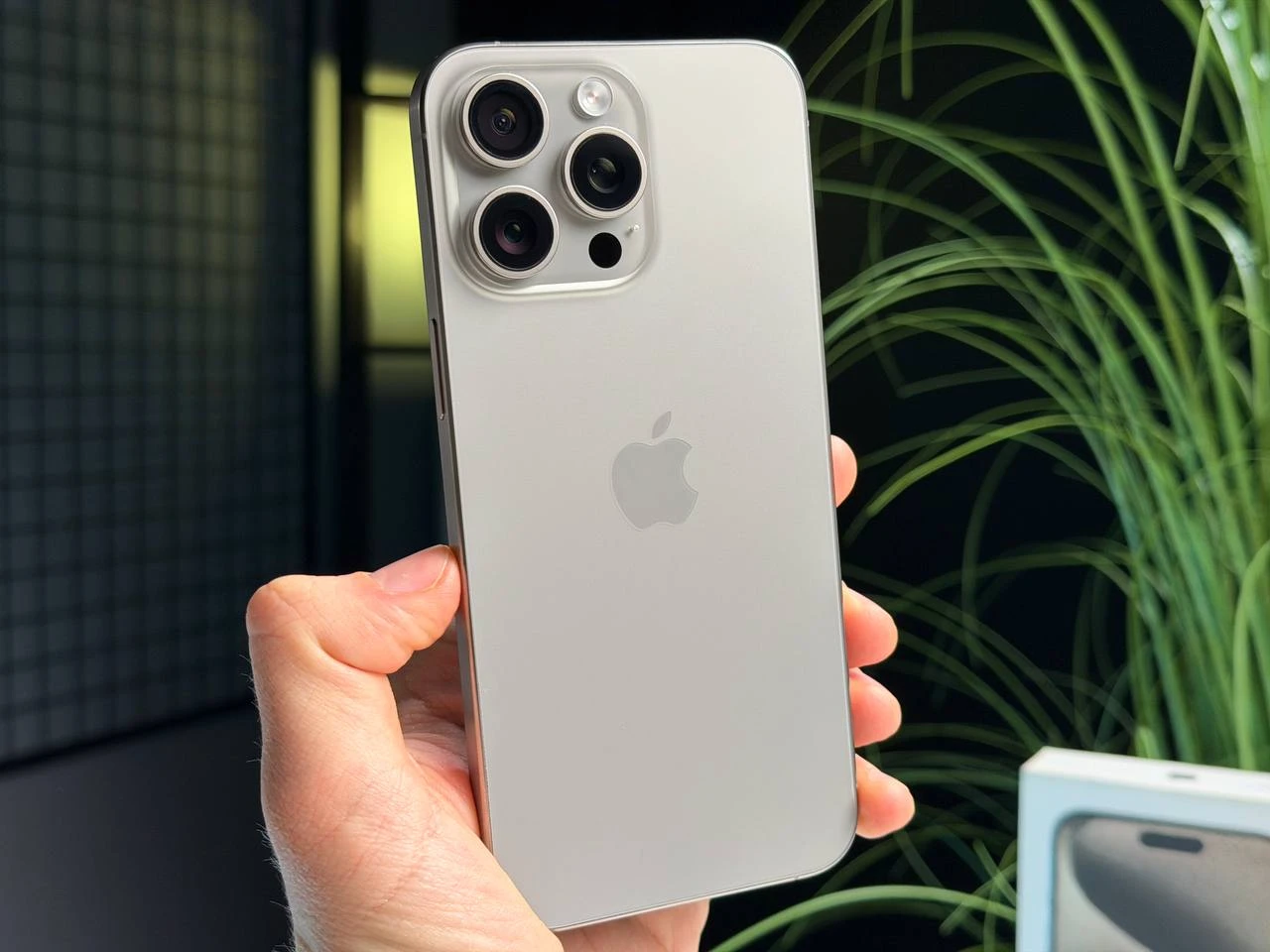 ВЖИВАНИЙ Б/У Apple iPhone 15 Pro Max 256GB Natural Titanium (MU793) - Стан: гарний | Акумулятор: 100% | Комплектація: повний | Гарантія: 3 міс.