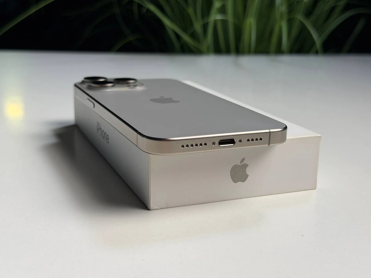 ВЖИВАНИЙ Б/У Apple iPhone 15 Pro Max 256GB Natural Titanium (MU793) - Стан: гарний | Акумулятор: 100% | Комплектація: повний | Гарантія: 3 міс.