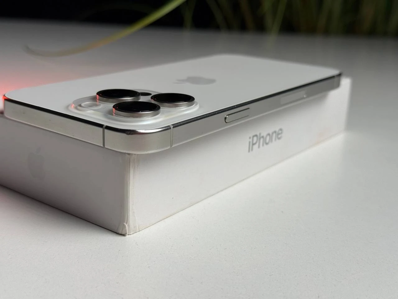 ВЖИВАНИЙ Б/У Apple iPhone 15 Pro Max 256GB White Titanium eSim (MU673) - Стан: гарний | Акумулятор: 100% | Комплектація: повний | Гарантія: 3 міс.