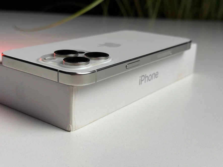 ВЖИВАНИЙ Б/У Apple iPhone 15 Pro Max 256GB White Titanium eSim (MU673) - Стан: гарний | Акумулятор: 100% | Комплектація: повний | Гарантія: 3 міс.