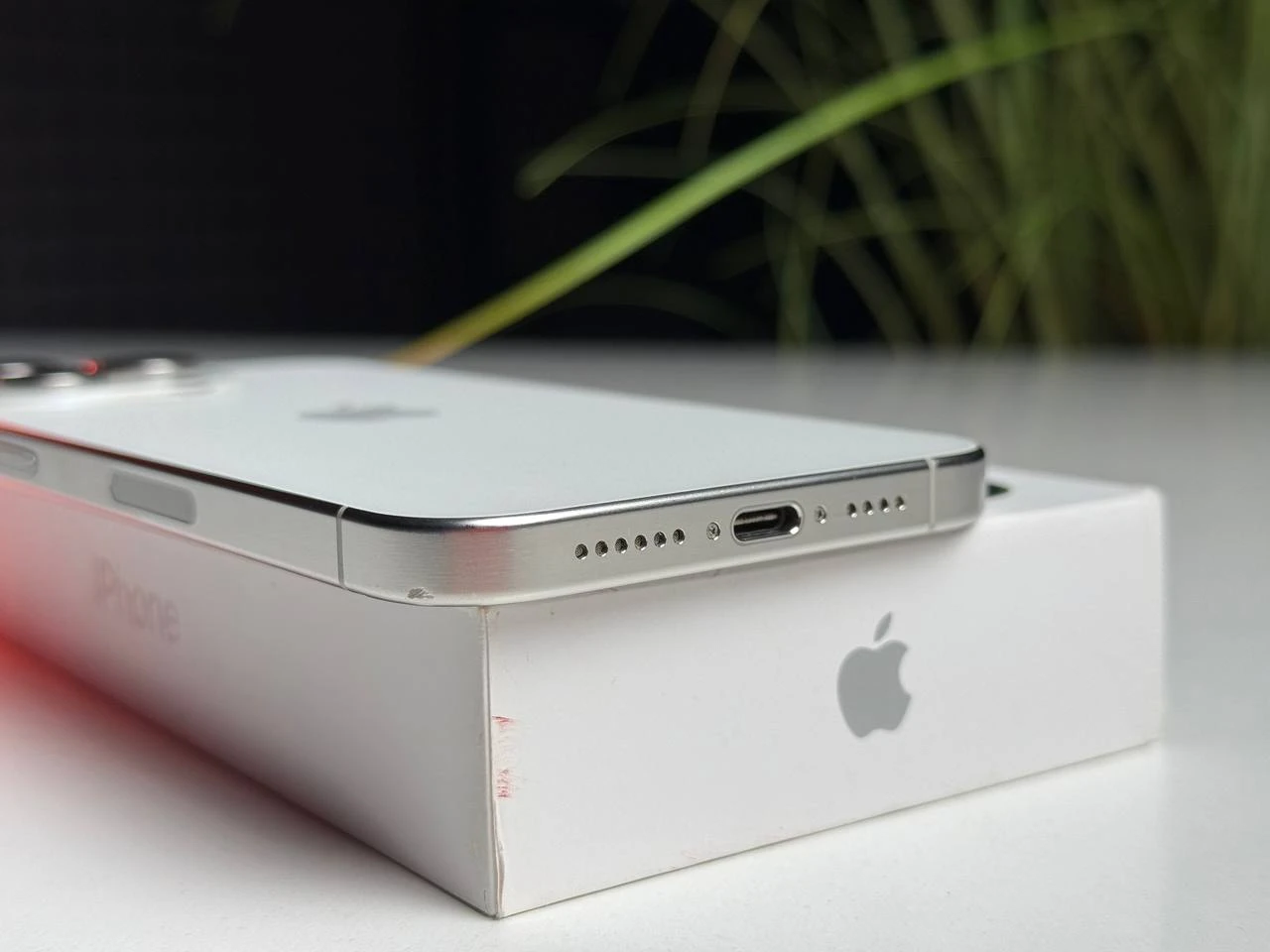 ВЖИВАНИЙ Б/У Apple iPhone 15 Pro Max 256GB White Titanium eSim (MU673) - Стан: гарний | Акумулятор: 100% | Комплектація: повний | Гарантія: 3 міс.