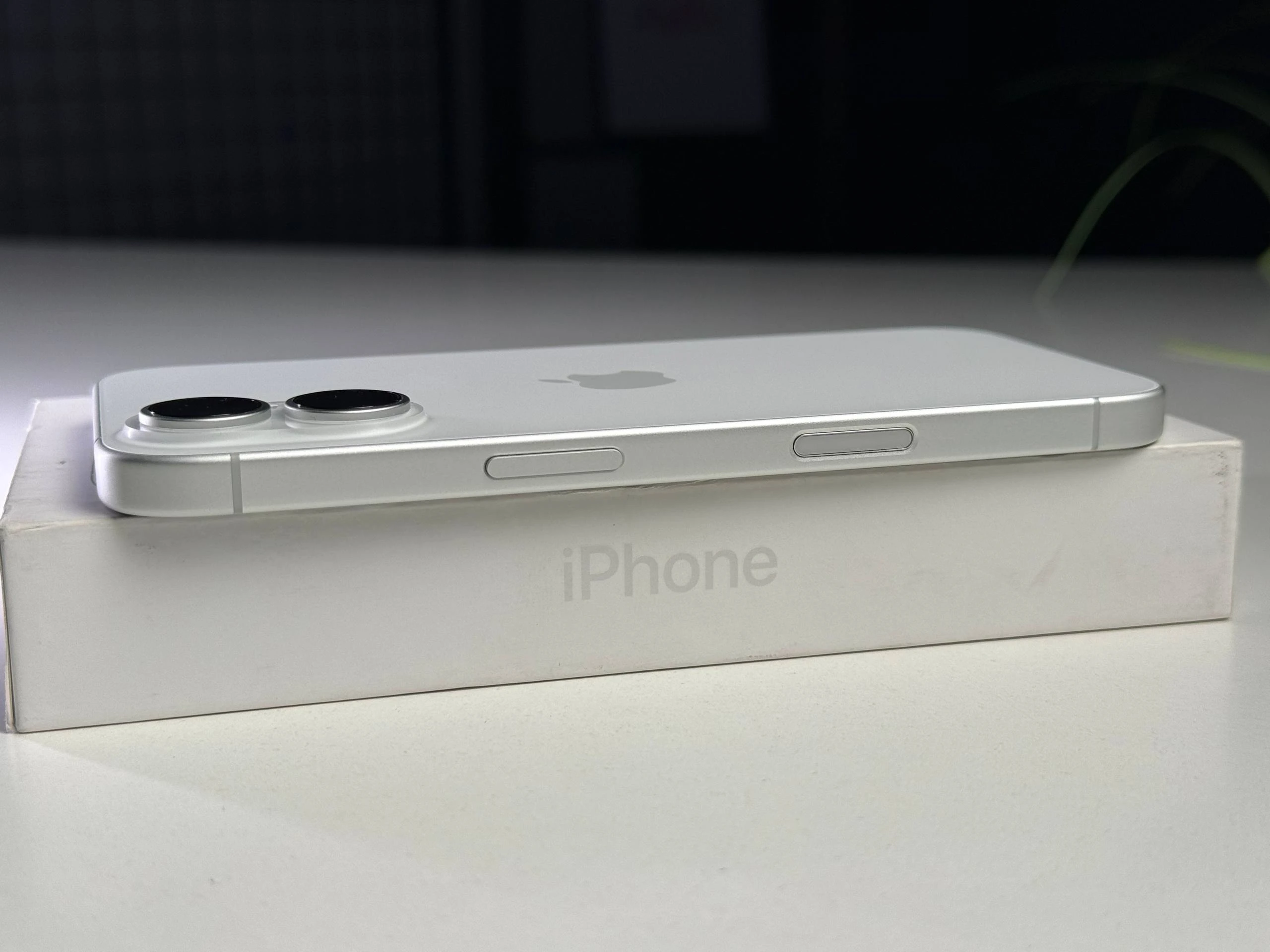 ВЖИВАНИЙ Б/У Apple iPhone 16 128GB White (MYE93) - Стан: ідеальний | Акумулятор: 100% | Комплектація: повний | Гарантія: 3 міс.