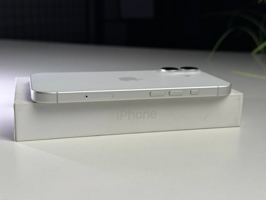 ВЖИВАНИЙ Б/У Apple iPhone 16 128GB White (MYE93) - Состояние: хороший | Аккумулятор: 100% | Комплектация: полный | Гарантия: 3 мес.
