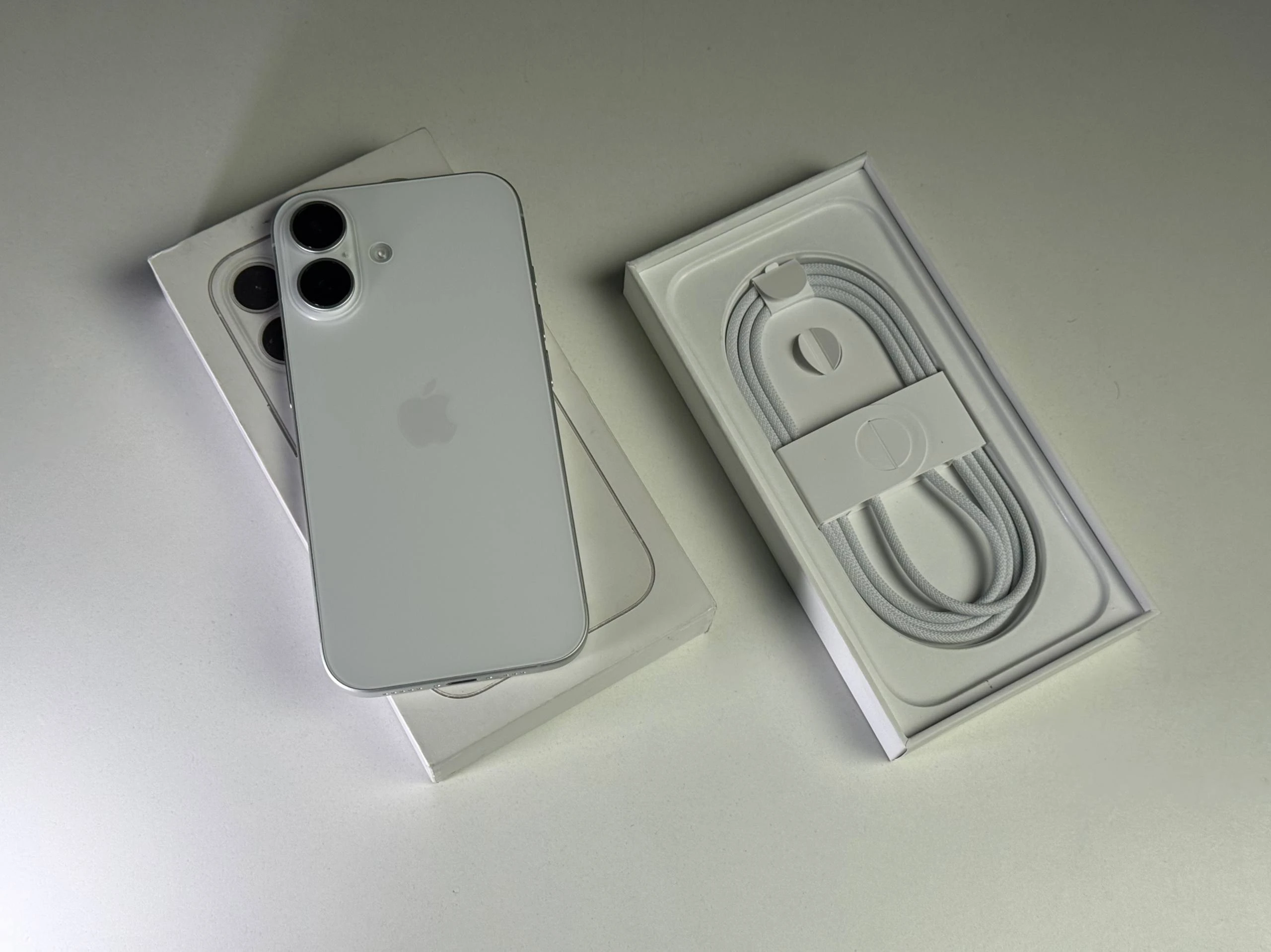 ВЖИВАНИЙ Б/У Apple iPhone 16 128GB White (MYE93) - Стан: ідеальний | Акумулятор: 100% | Комплектація: повний | Гарантія: 3 міс.