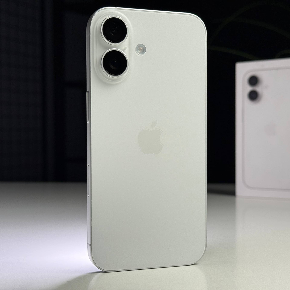 ВЖИВАНИЙ Б/У Apple iPhone 16 128GB White (MYE93) - Стан: ідеальний | Акумулятор: 100% | Комплектація: повний | Гарантія: 3 міс.