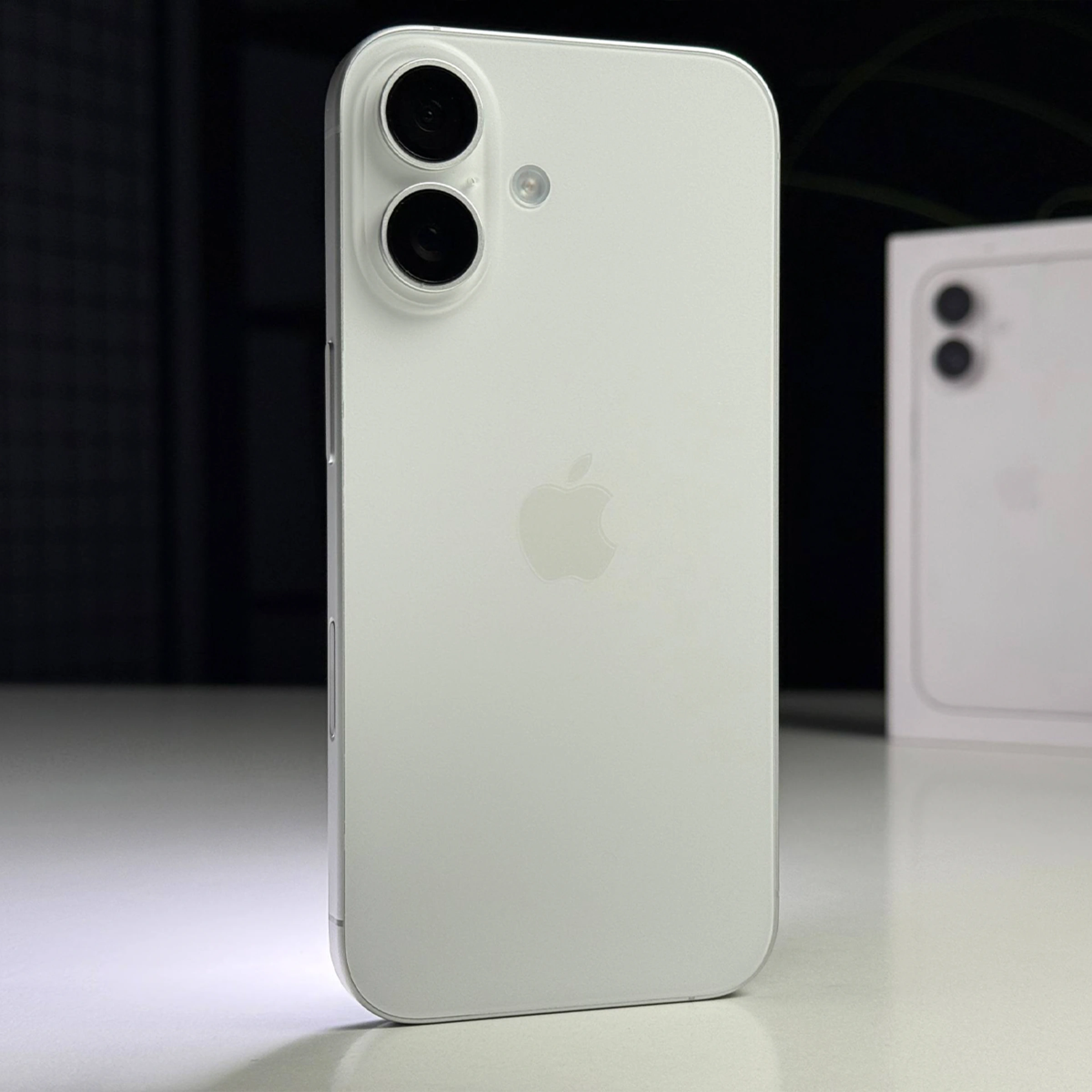 ВЖИВАНИЙ Б/У Apple iPhone 16 128GB White (MYE93) - Стан: ідеальний | Акумулятор: 100% | Комплектація: повний | Гарантія: 3 міс.
