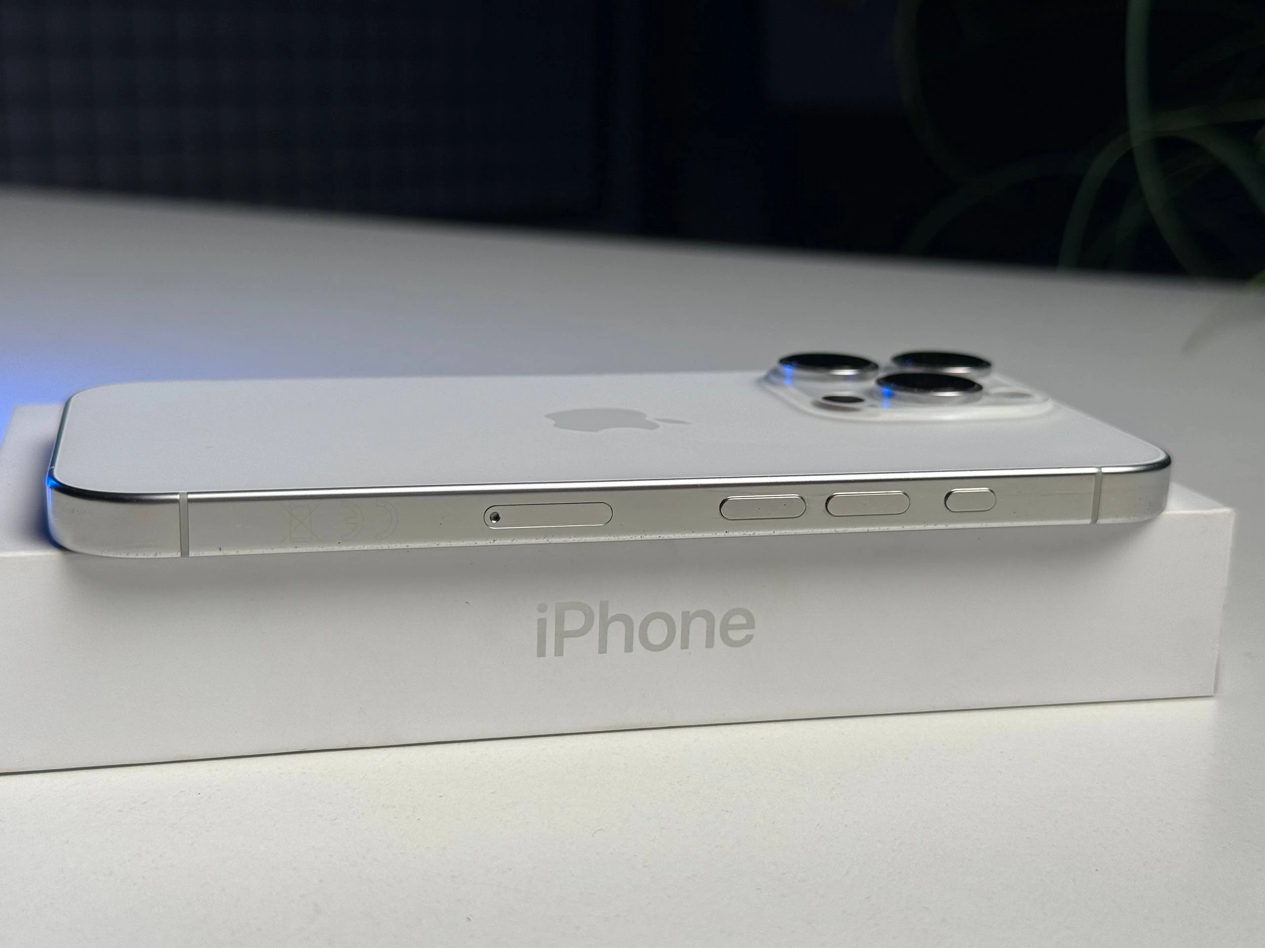 ВЖИВАНИЙ Б/У Apple iPhone 16 Pro 256GB White Titanium (MYNJ3) - Стан: гарний | Акумулятор: 100% | Комплектація: повний | Гарантія: 3 міс.